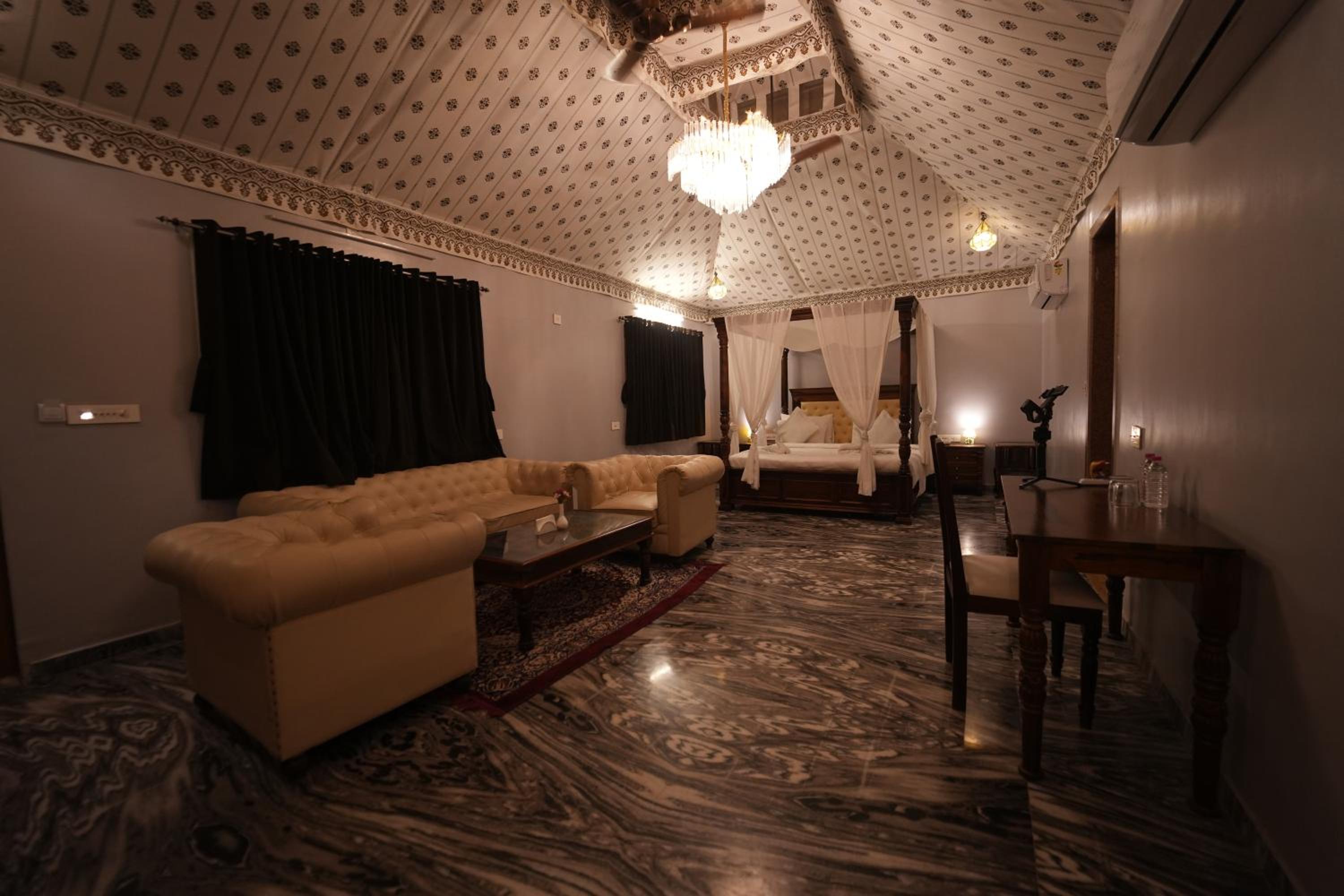Suite - Photo 16