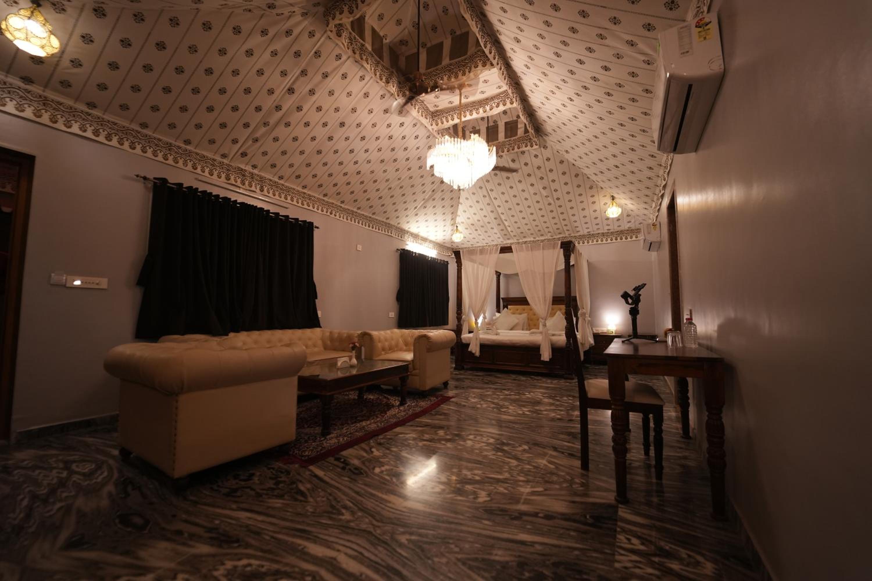 Suite - Photo 18