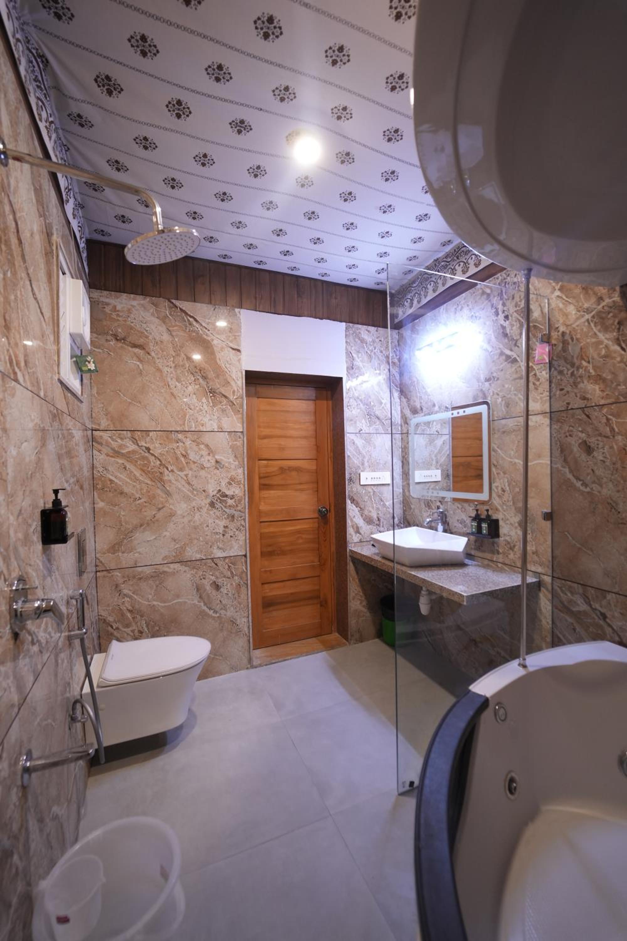 Suite - Photo 19