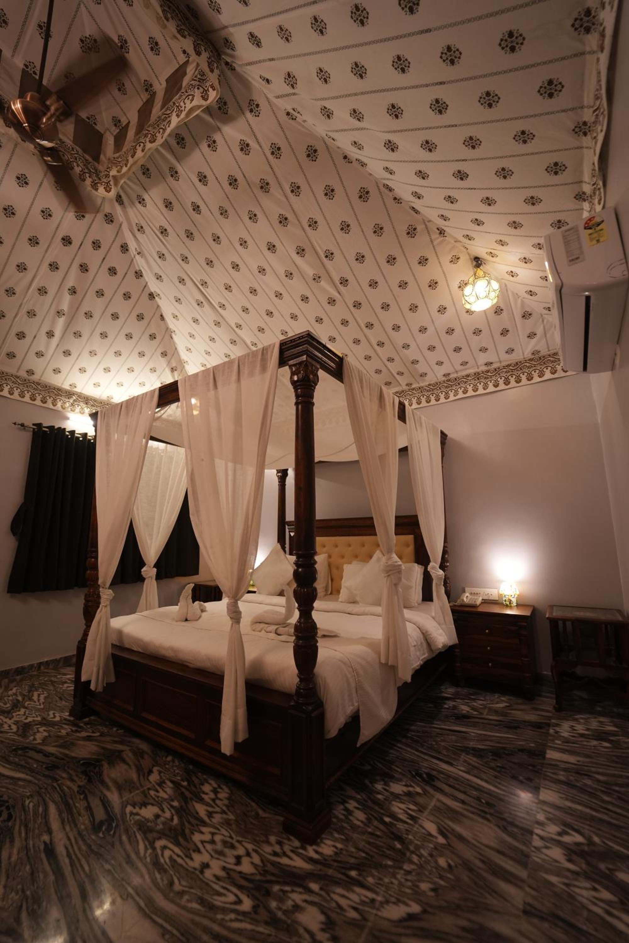Suite - Photo 20