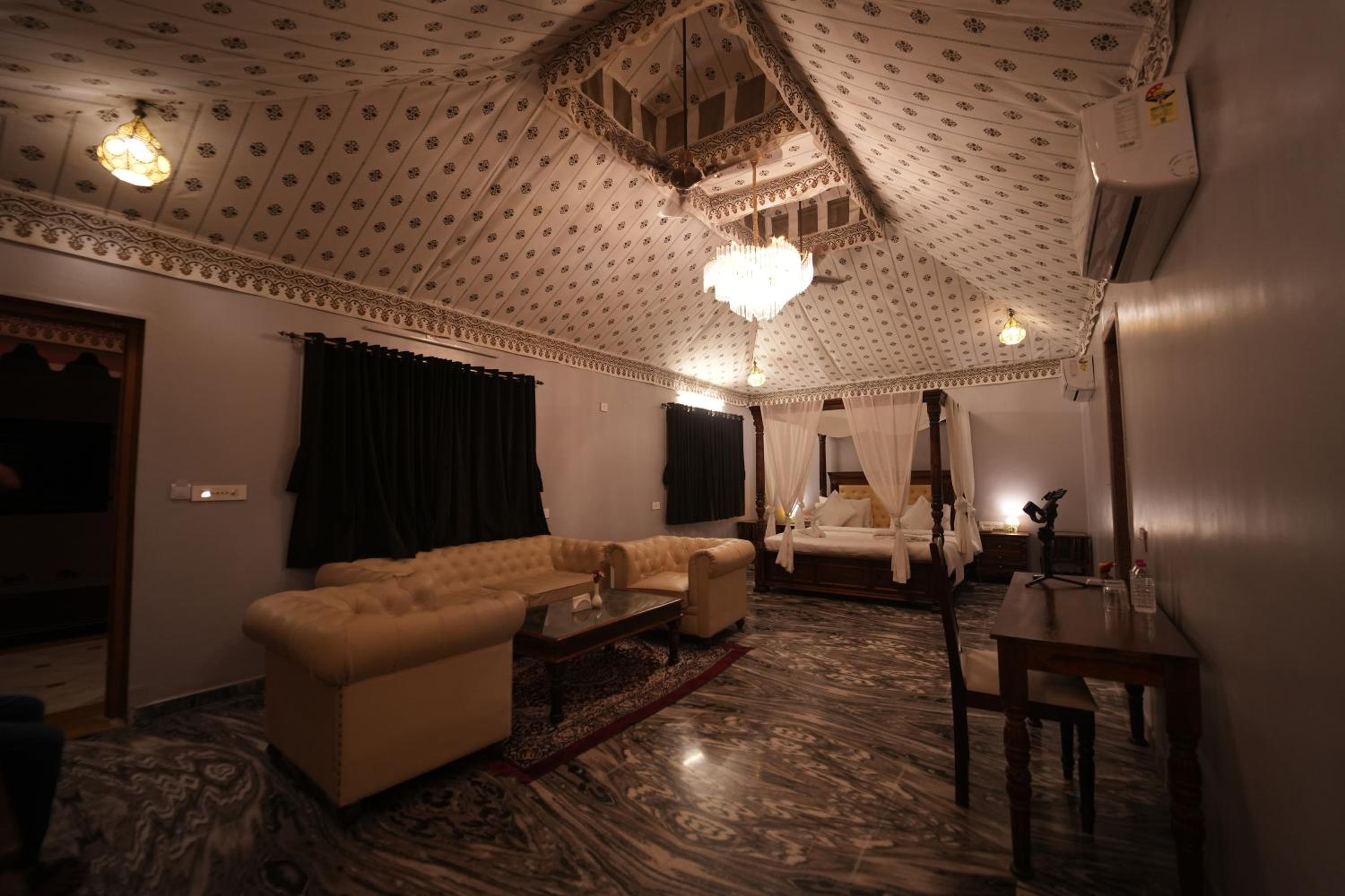 Suite - Photo 21