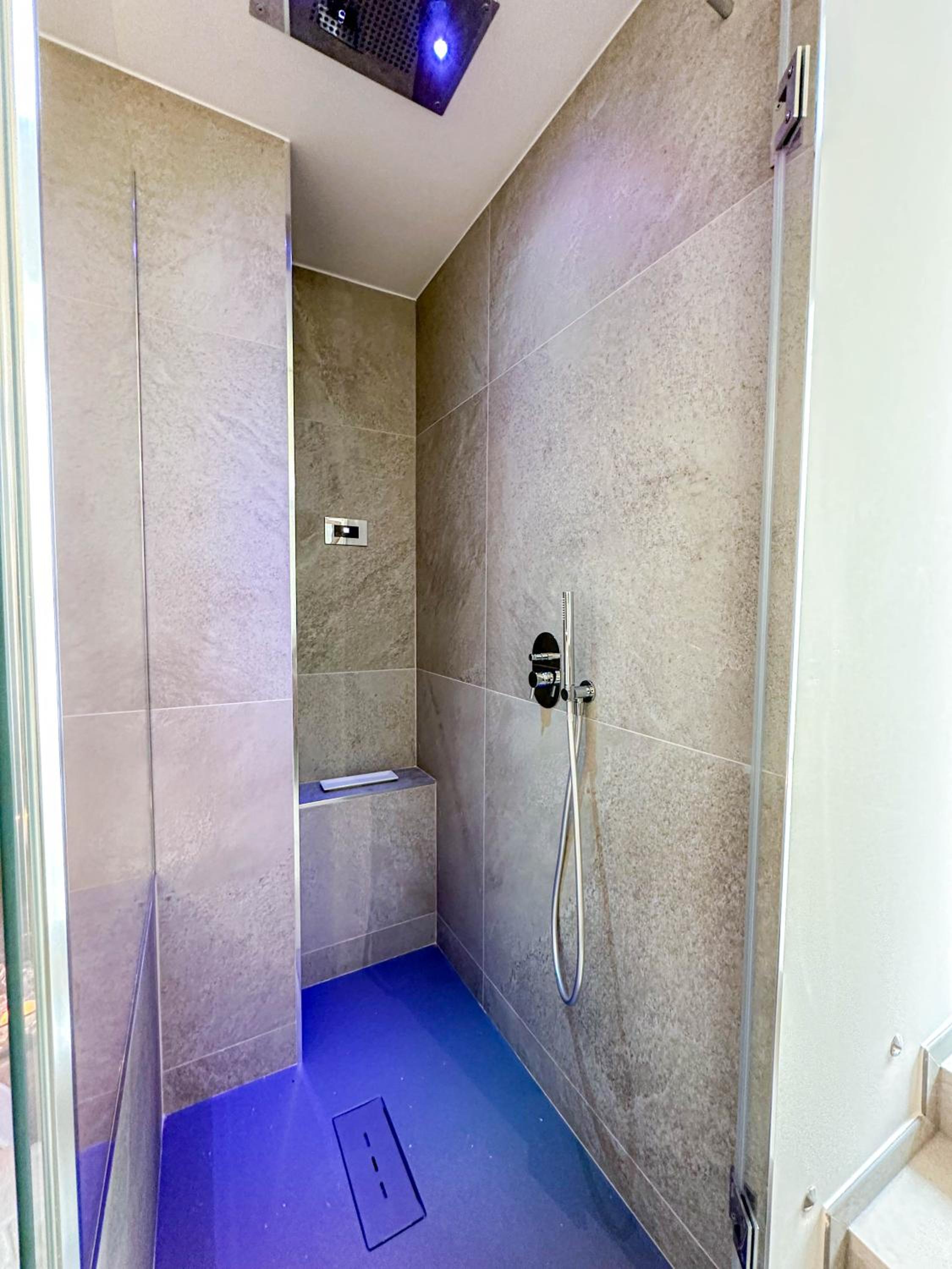 Suite with Spa Bath - Photo 32