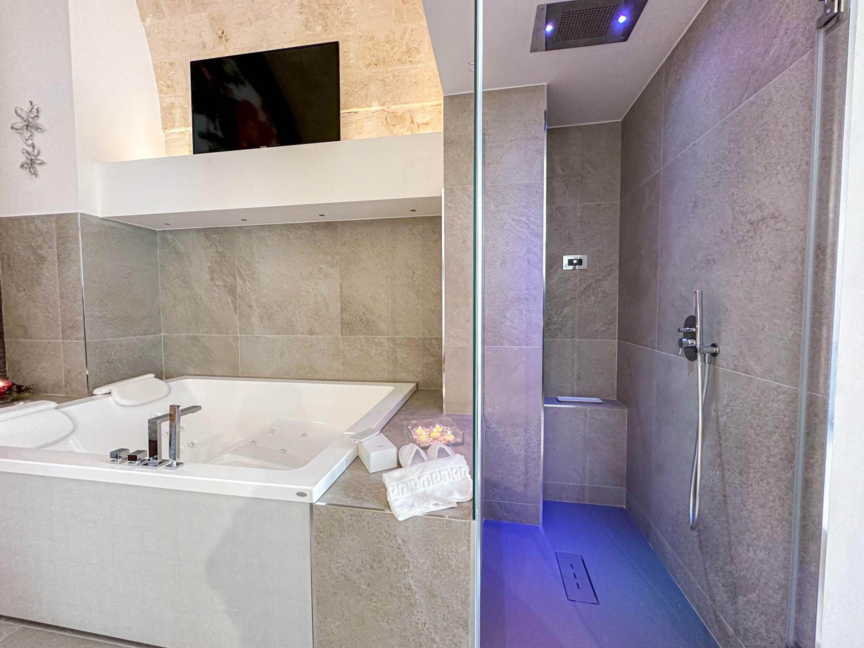 Suite with Spa Bath - Photo 30
