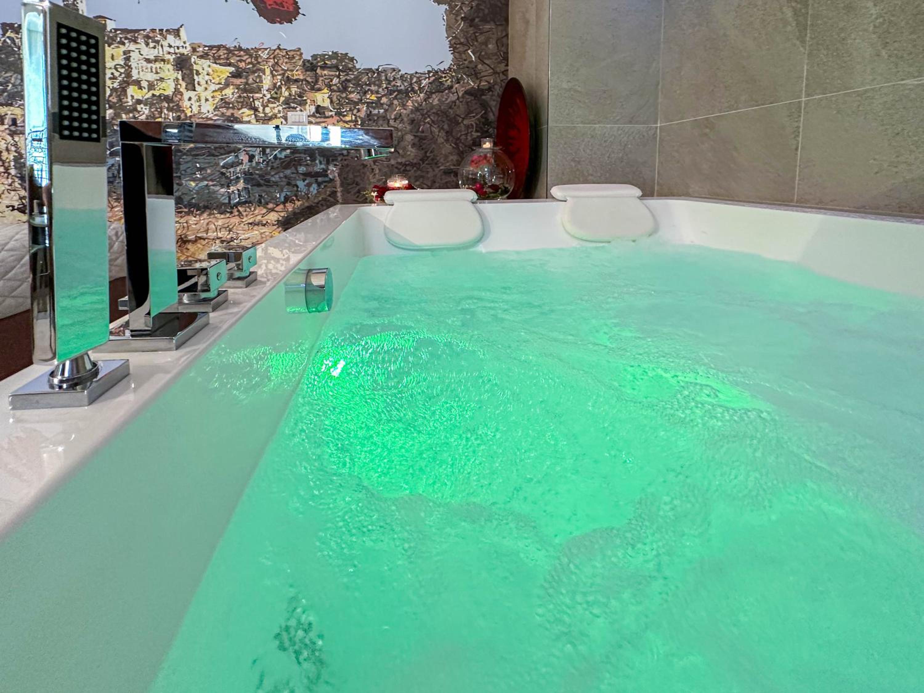 Suite with Spa Bath - Photo 2