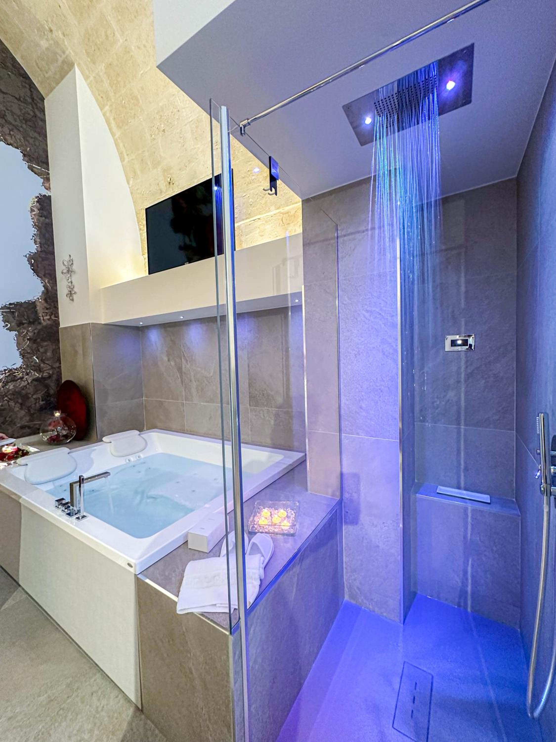 Suite with Spa Bath - Photo 8