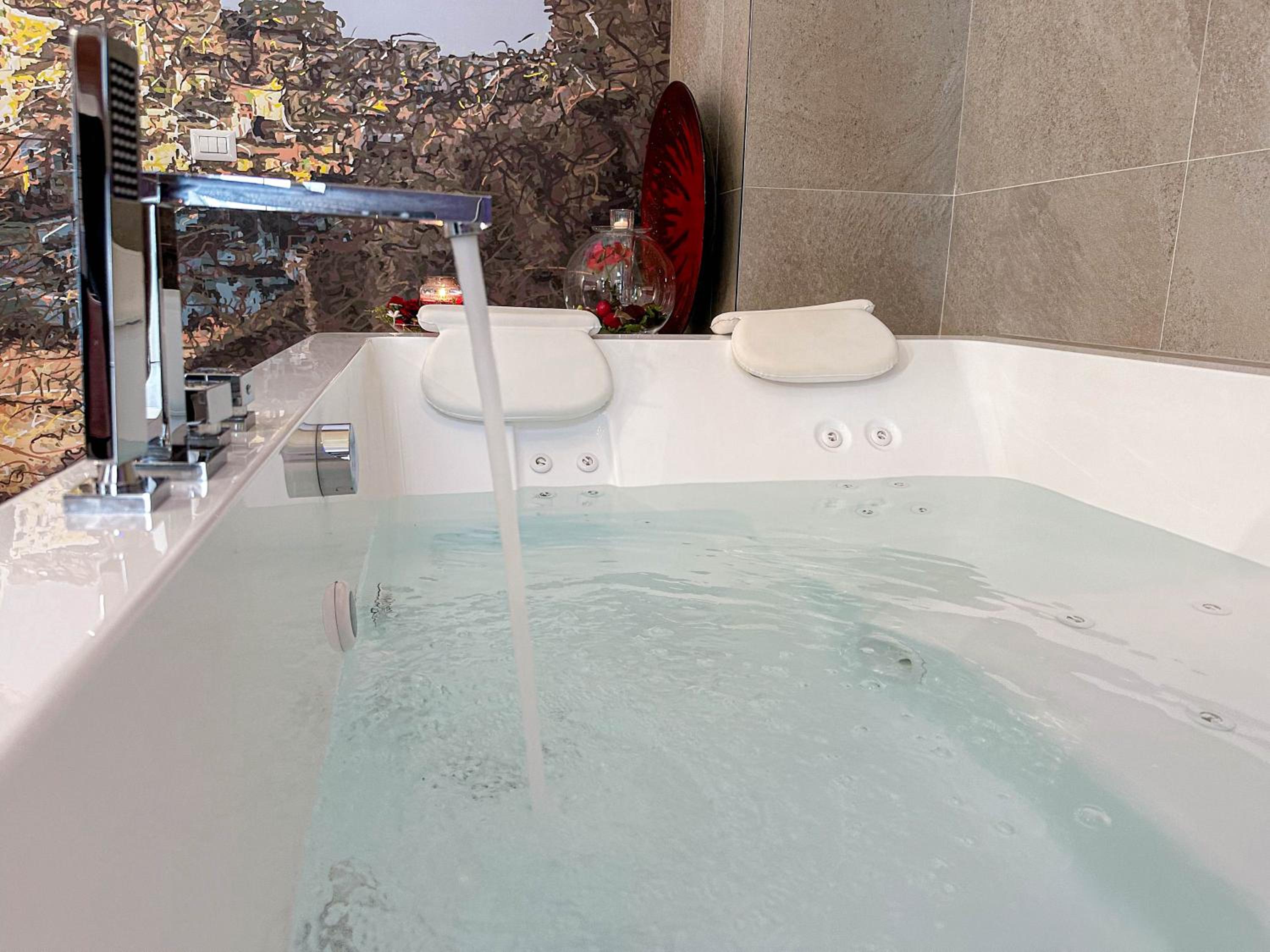 Suite with Spa Bath - Photo 14