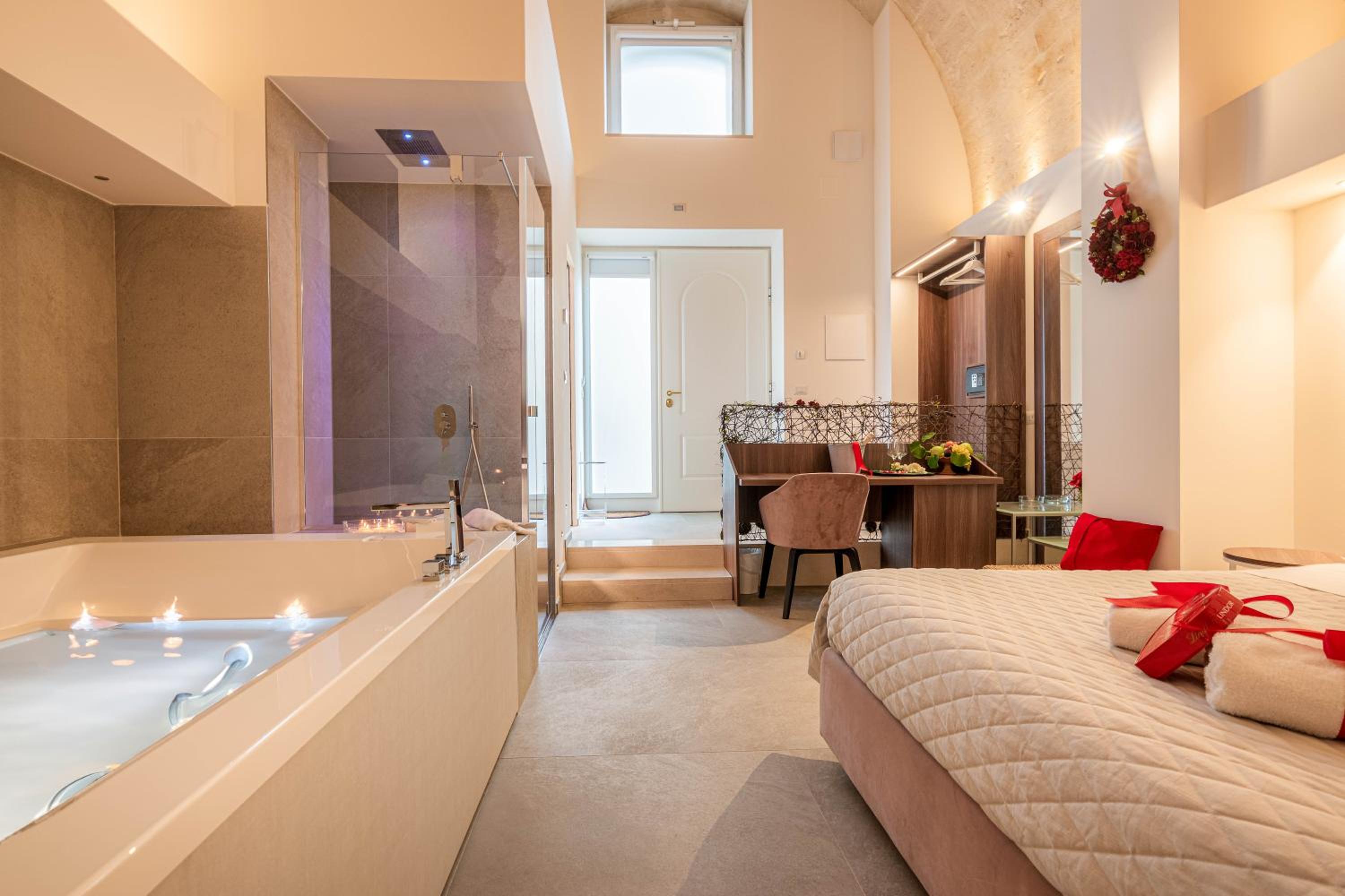 Suite with Spa Bath - Photo 4