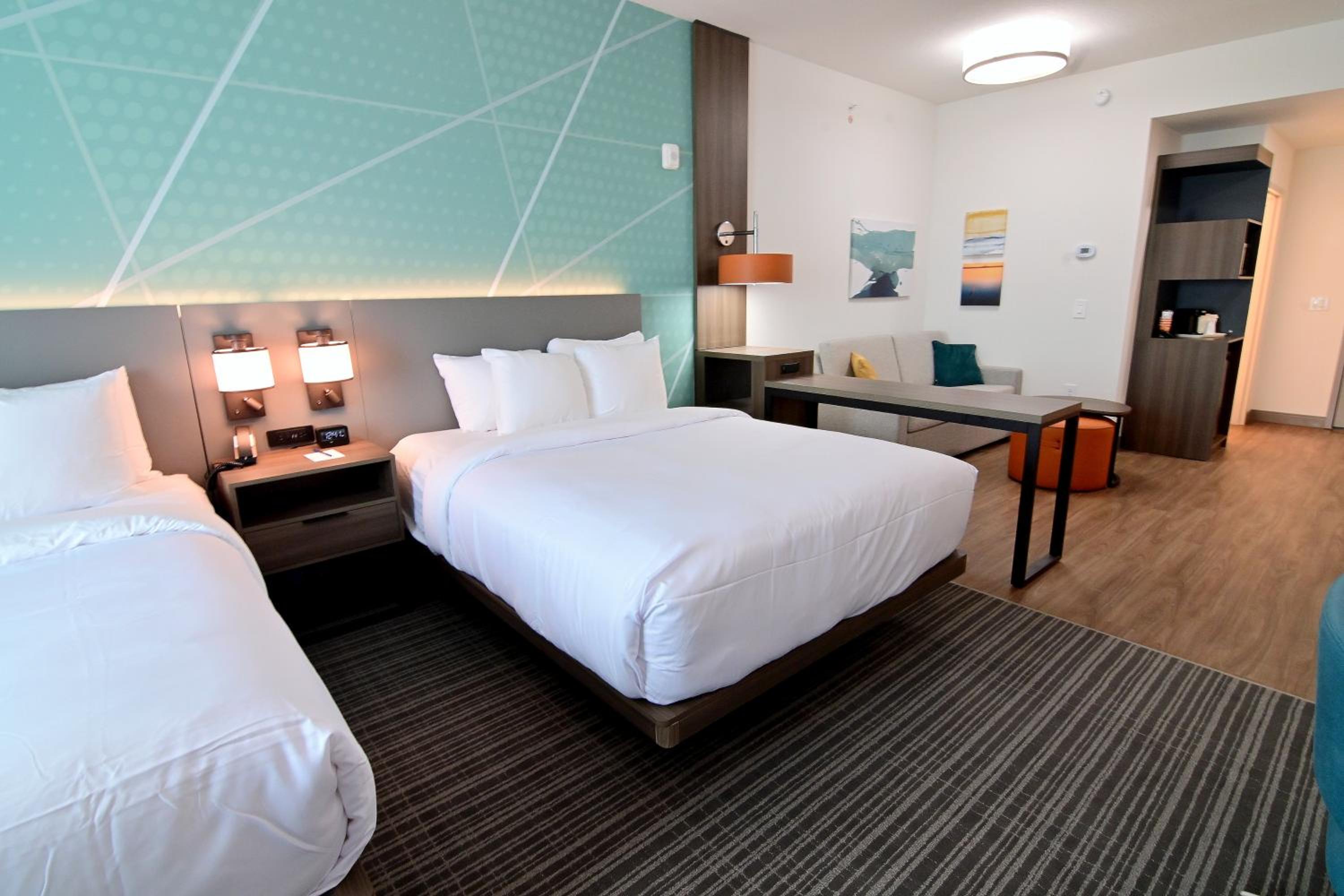Two Queen Suites with Sofa Bed and ADA Tub - Disability Access/Non Smoking - Photo 2