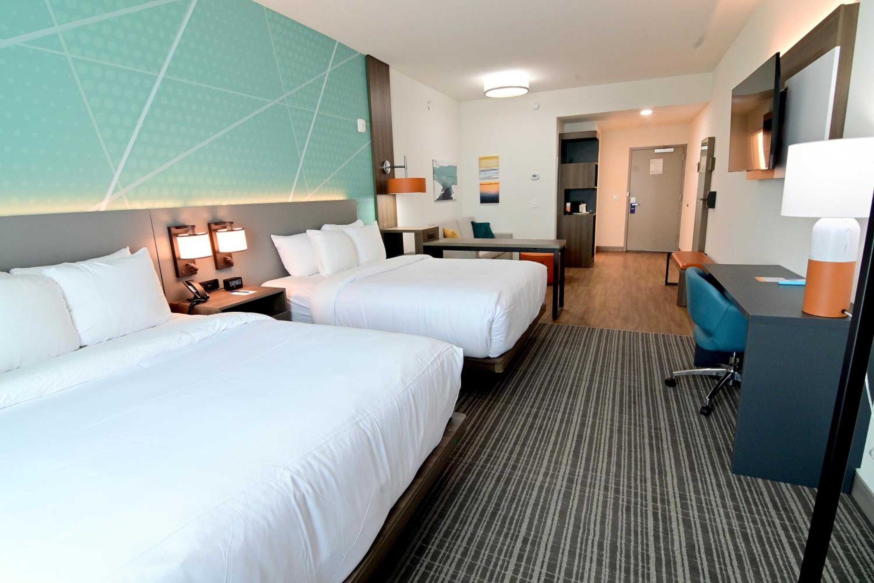 Queen Suite with Two Queen Beds and Sofa Bed - Non Smoking - Photo 8