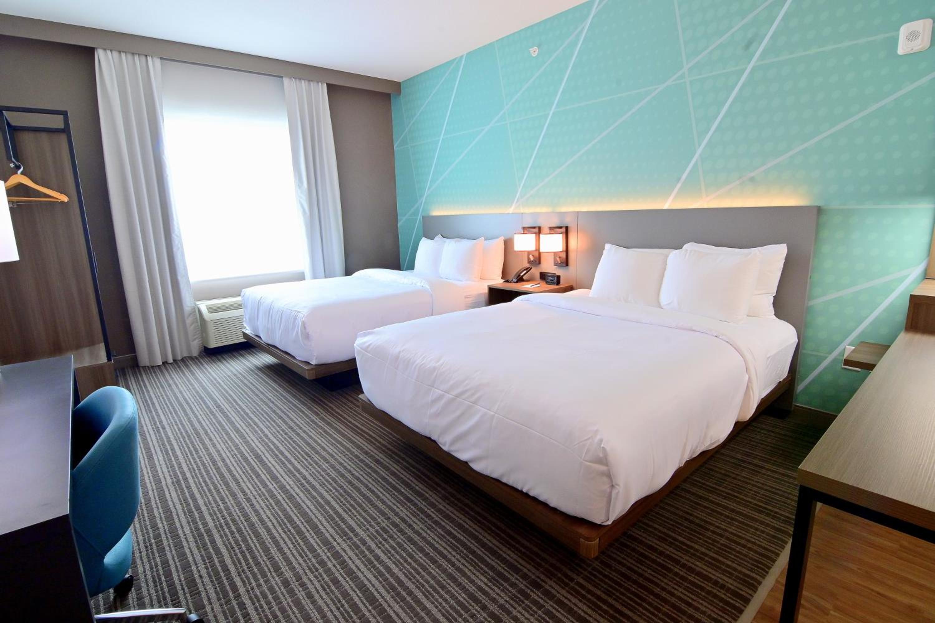 Queen Suite with Two Queen Beds and Sofa Bed - Non Smoking - Photo 9