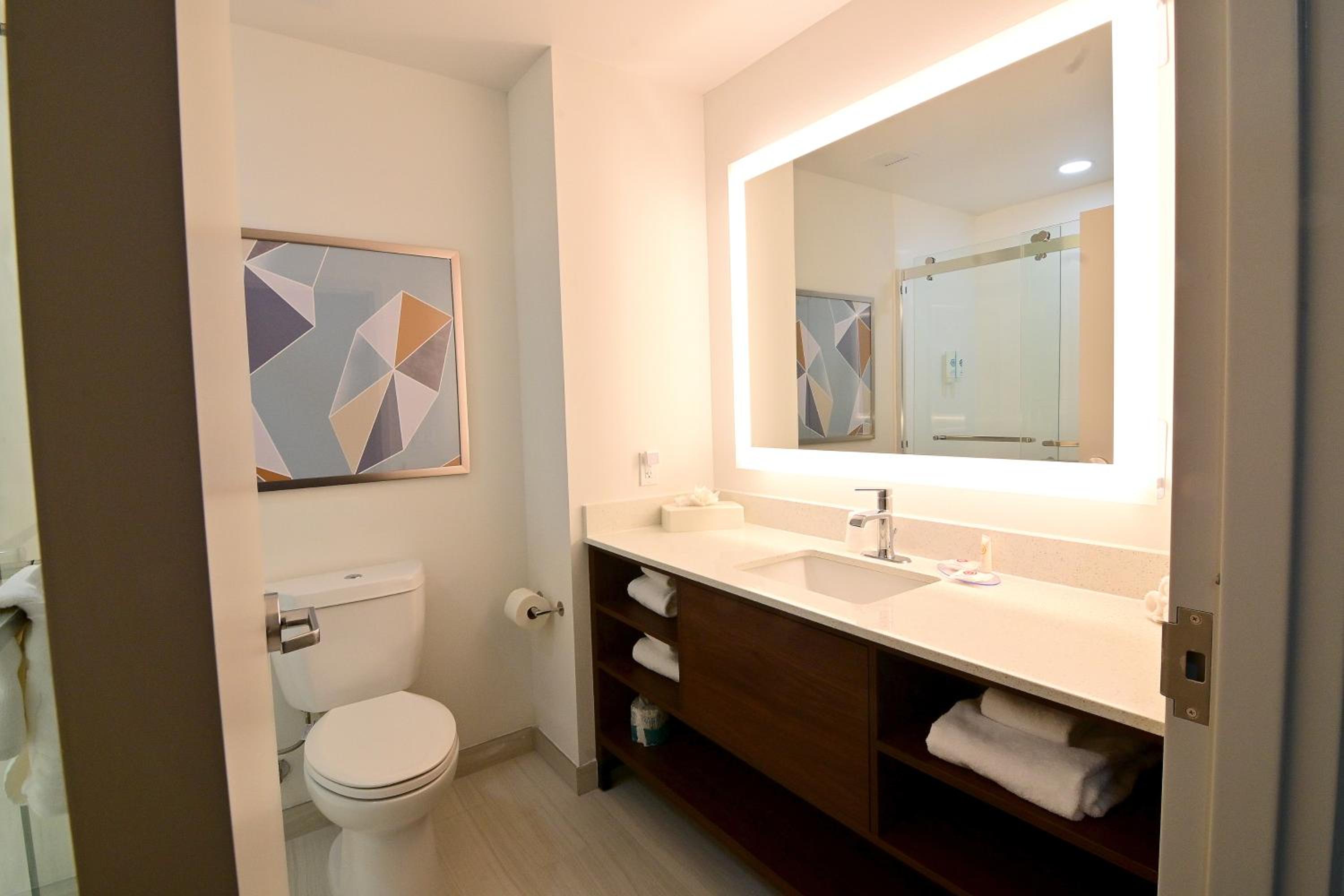Queen Suite with Two Queen Beds and Sofa Bed - Non Smoking - Photo 6