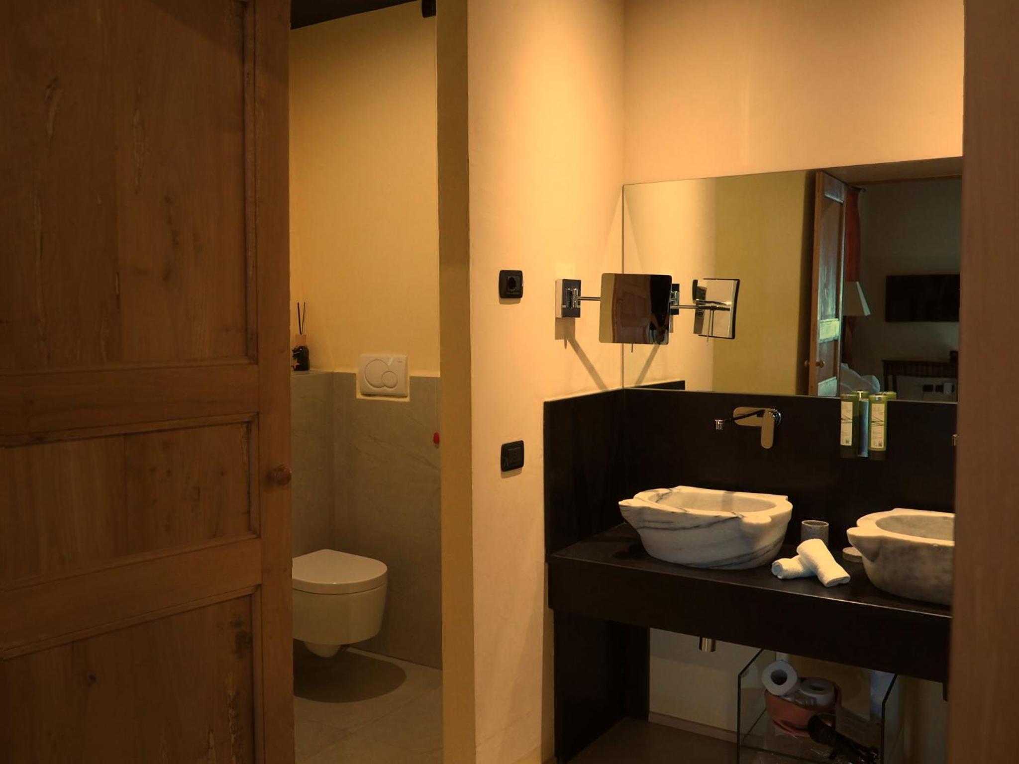 Queen Room photo 2