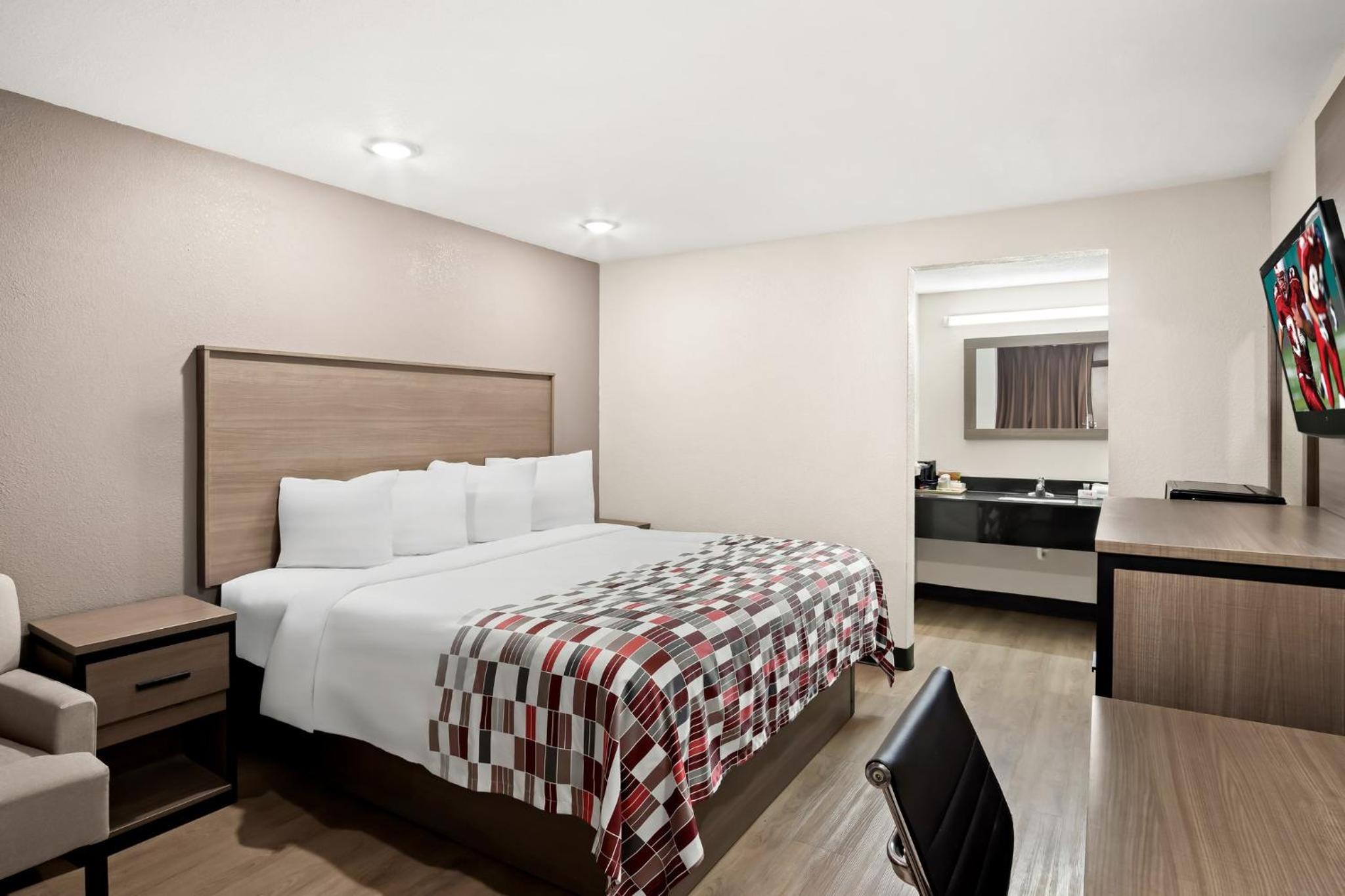 Deluxe King Room Non-Smoking - Photo 6