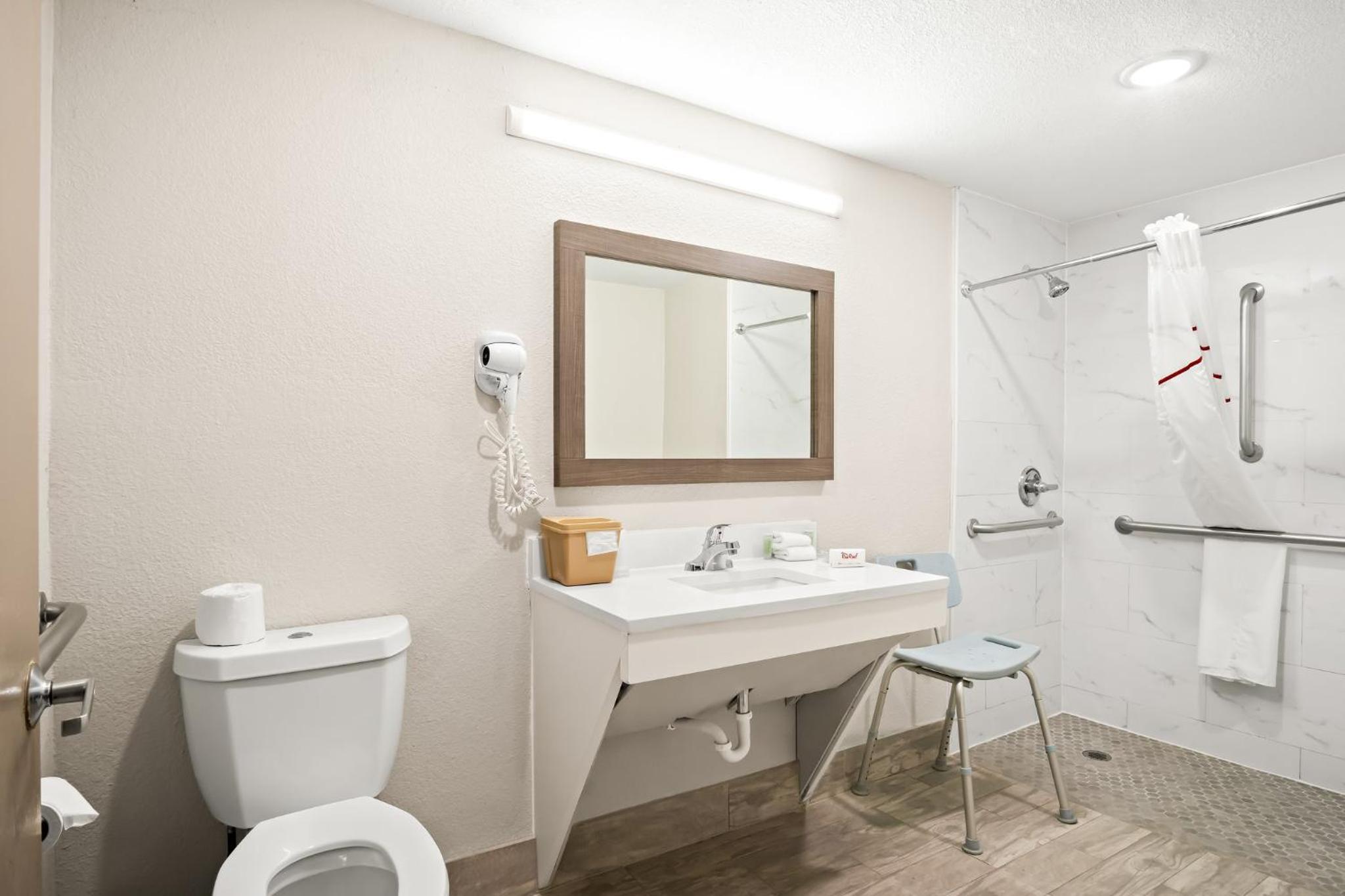 Deluxe King Room Disability Access Non-Smoking - Photo 5