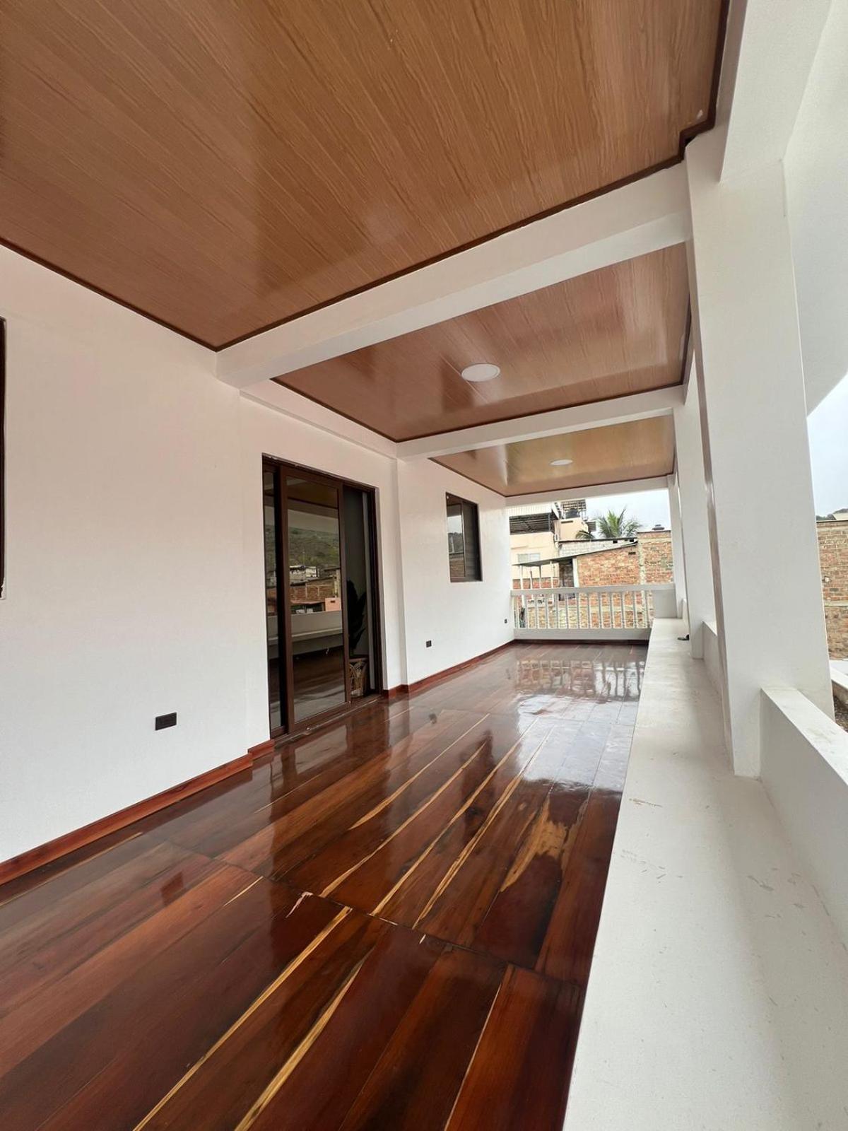 Five-Bedroom House photo 2