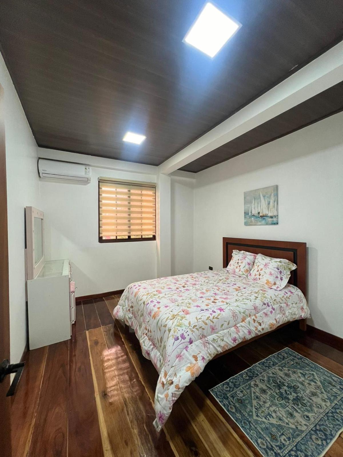Five-Bedroom House photo 1