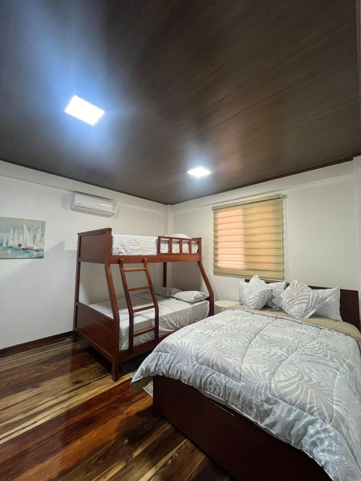 Five-Bedroom House photo 3