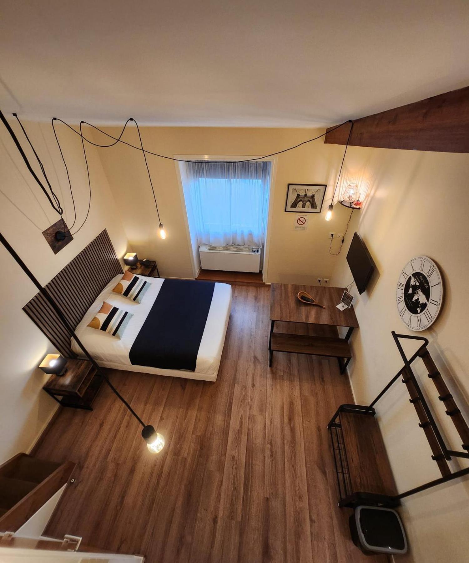 Studio - Split Level - Photo 4