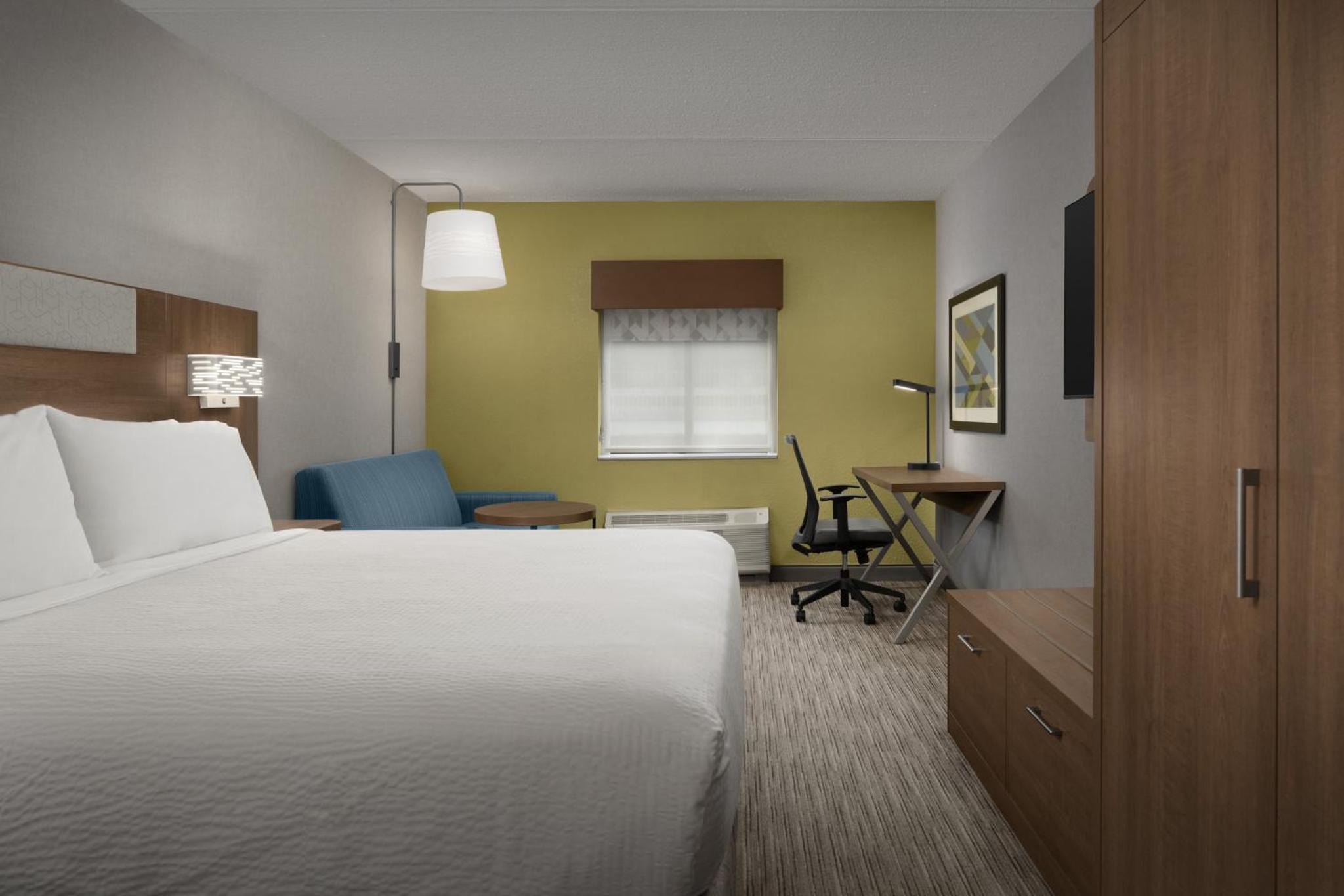 Standard King Room with Sofa Bed - Photo 5