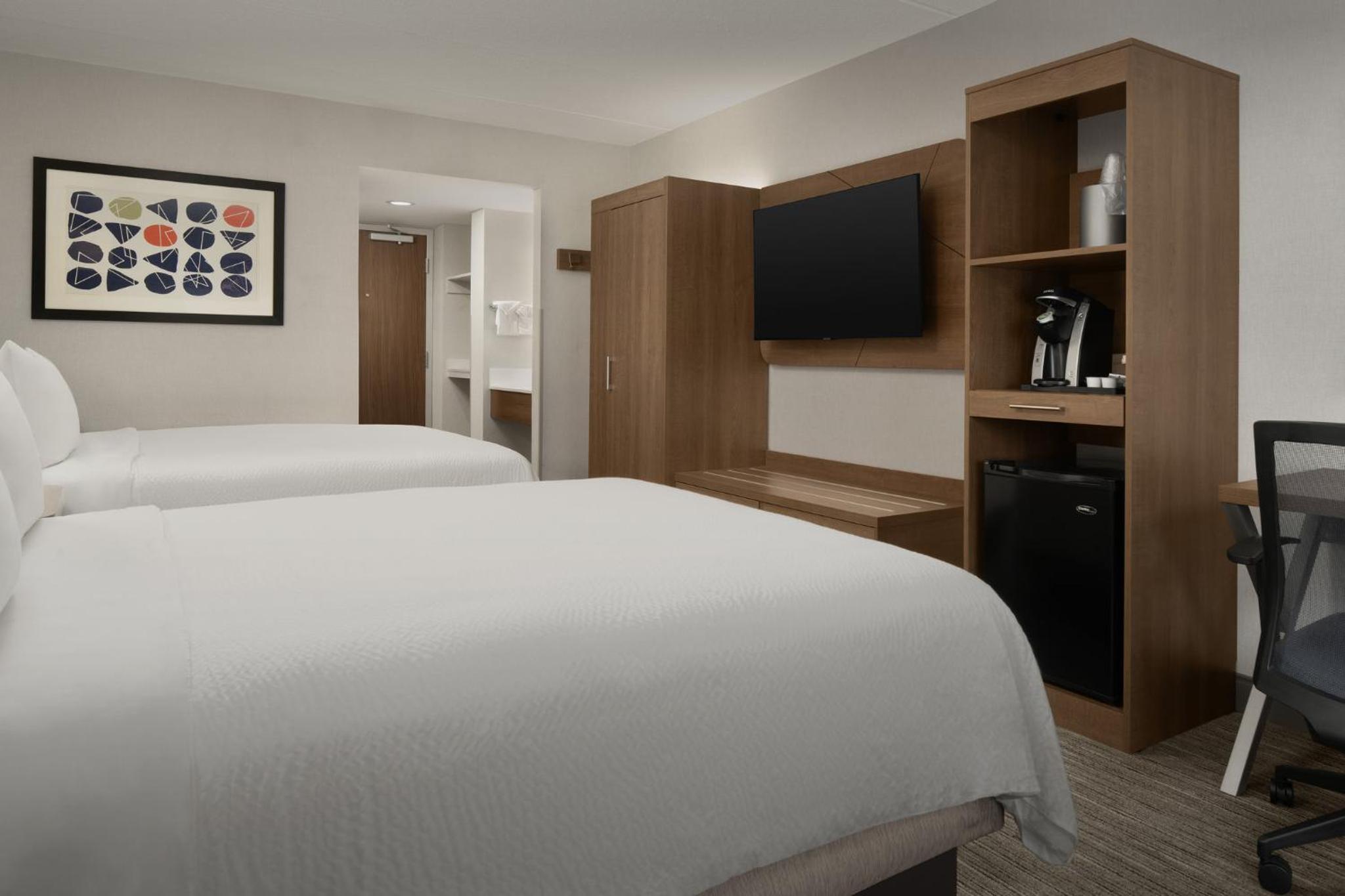 Standard Room with Two Queen Beds - Photo 9