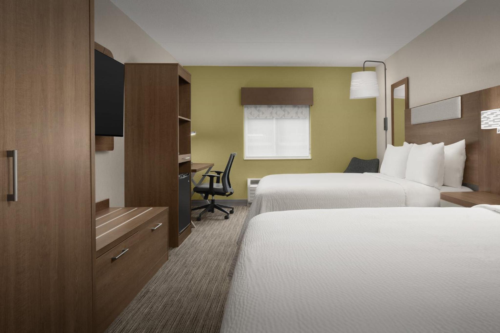 Standard Room with Two Queen Beds - Photo 6