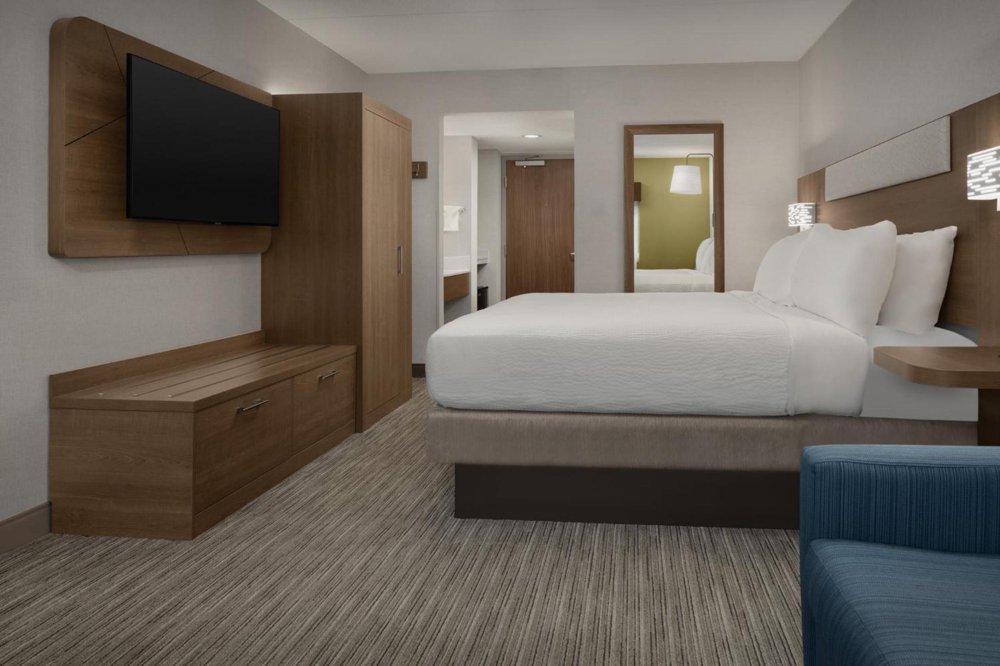 Standard King Room with Sofa Bed - Photo 6