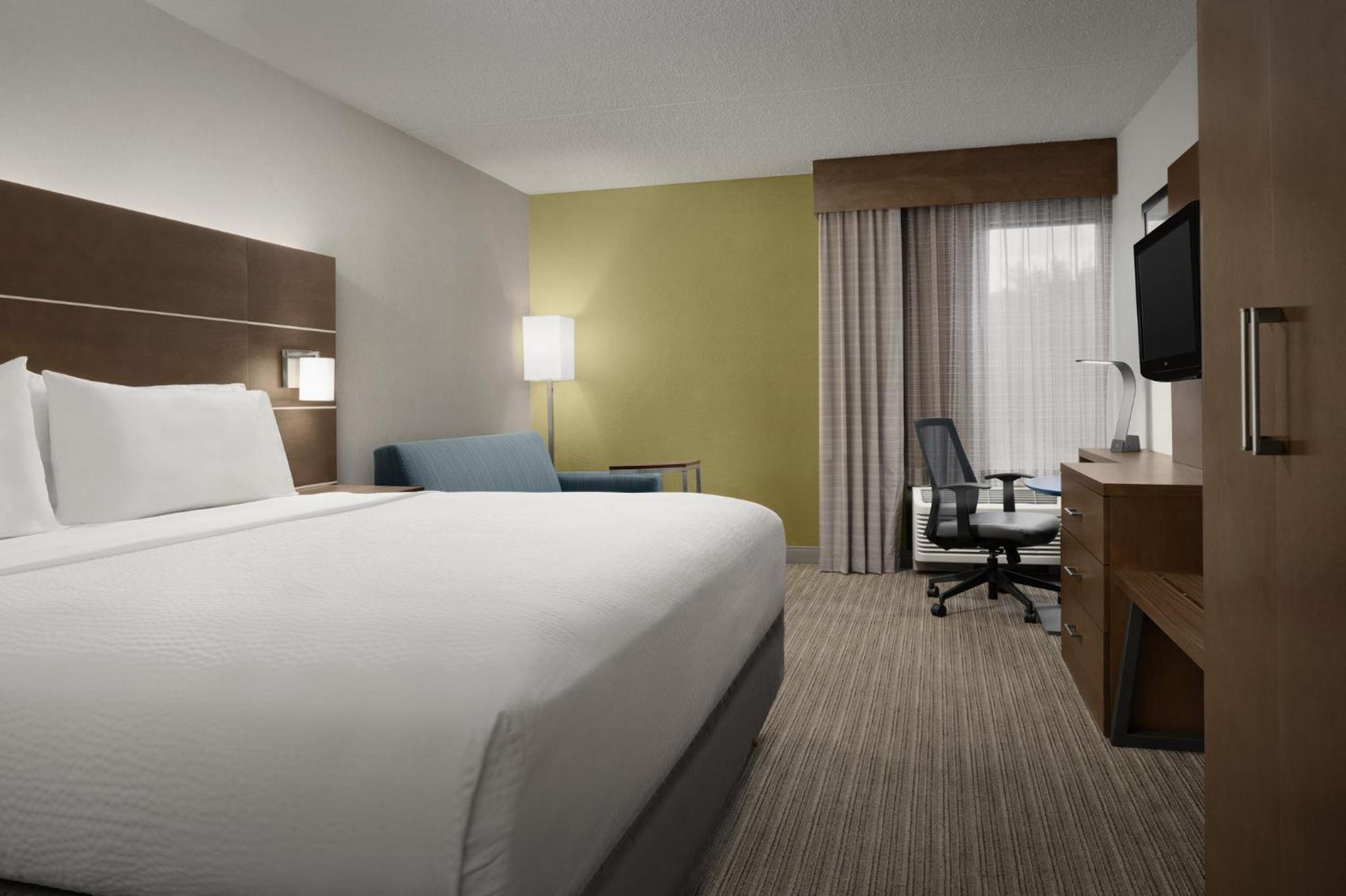 Standard King Room with Sofa Bed and Walk-in Shower - Photo 4