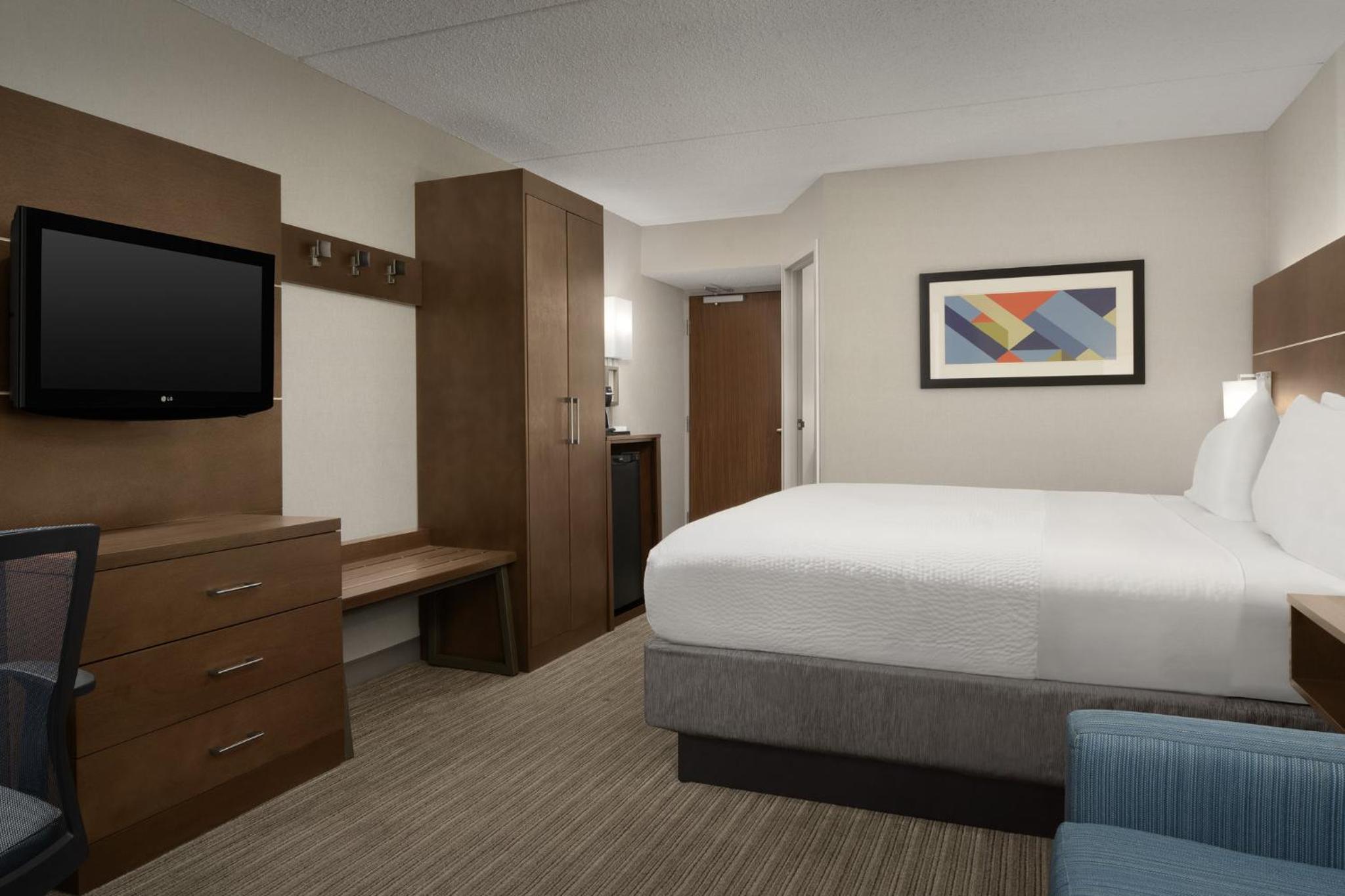 Standard King Room with Sofa Bed and Walk-in Shower - Photo 8