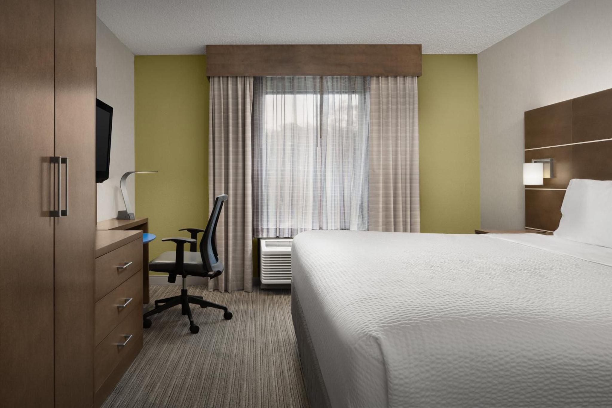 Standard King Room - Photo 7