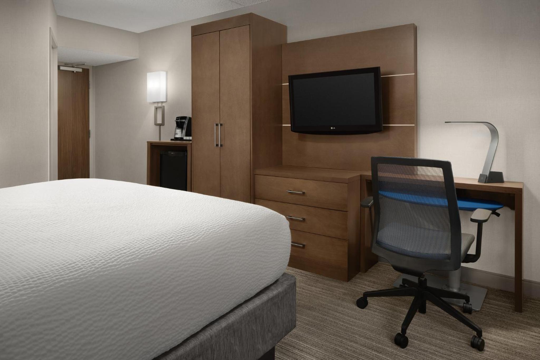 Standard King Room - Photo 8