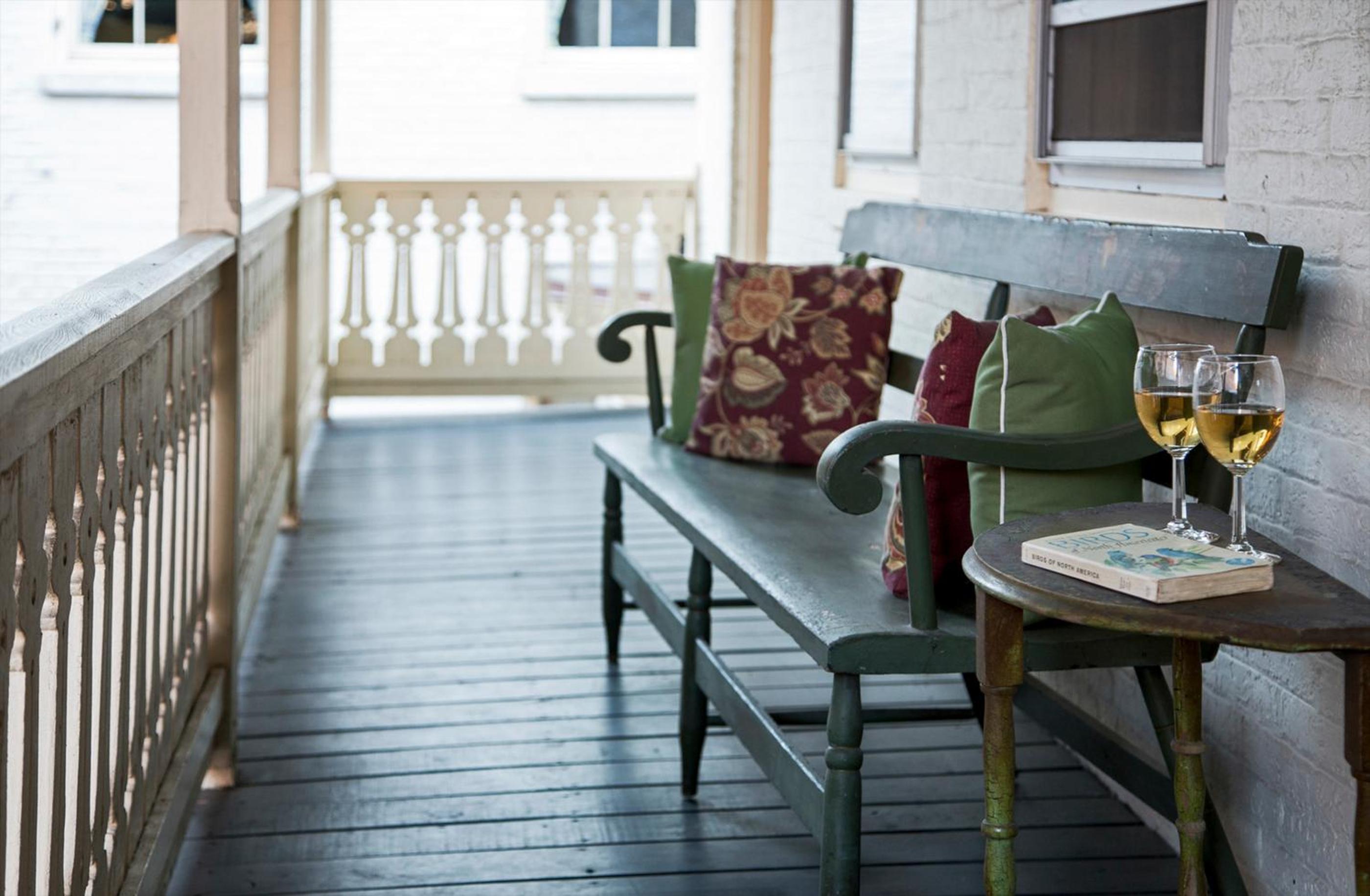 Queen Suite with Balcony - Photo 6