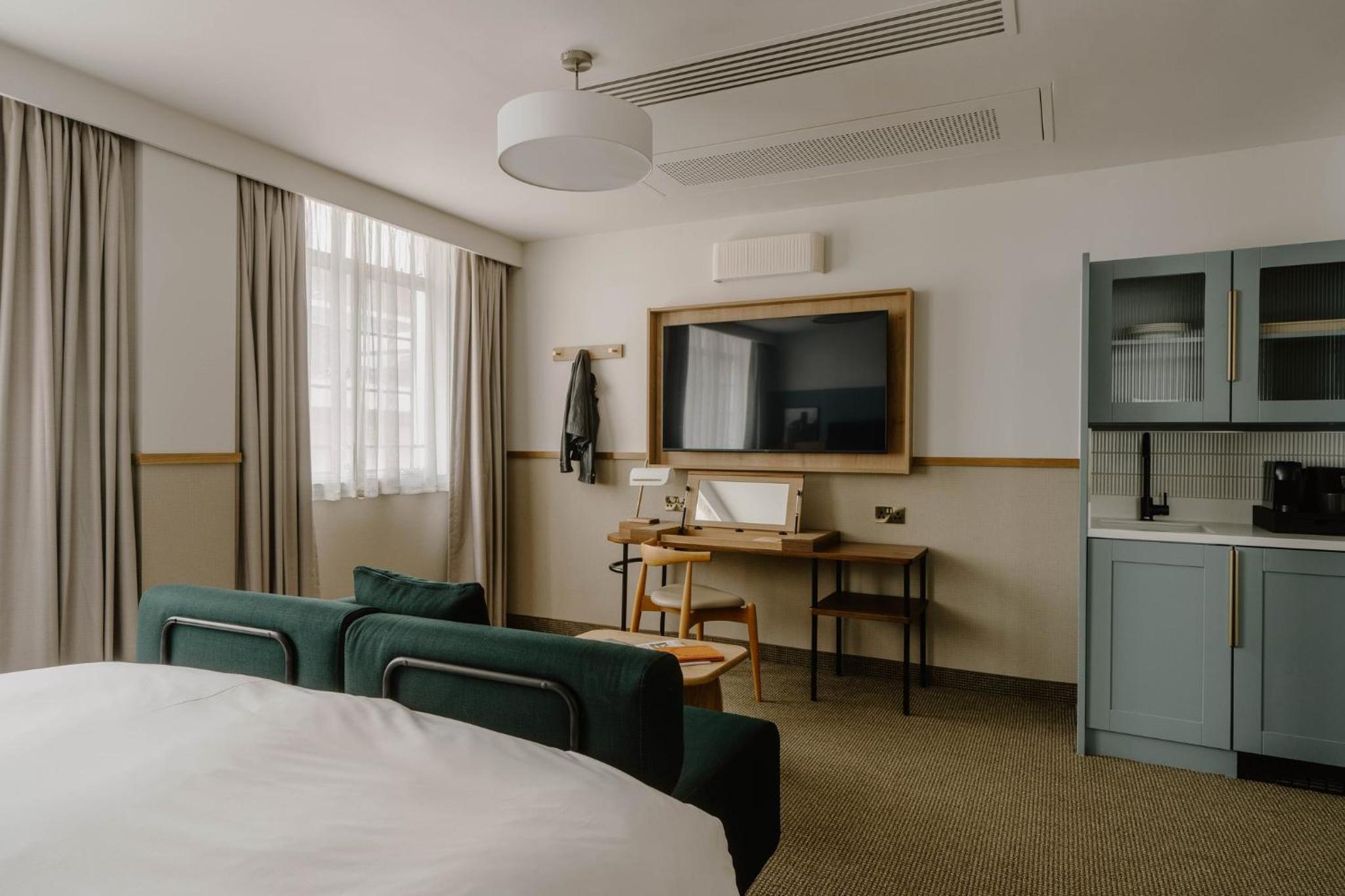 One-Bedroom Suite with Kitchenette 