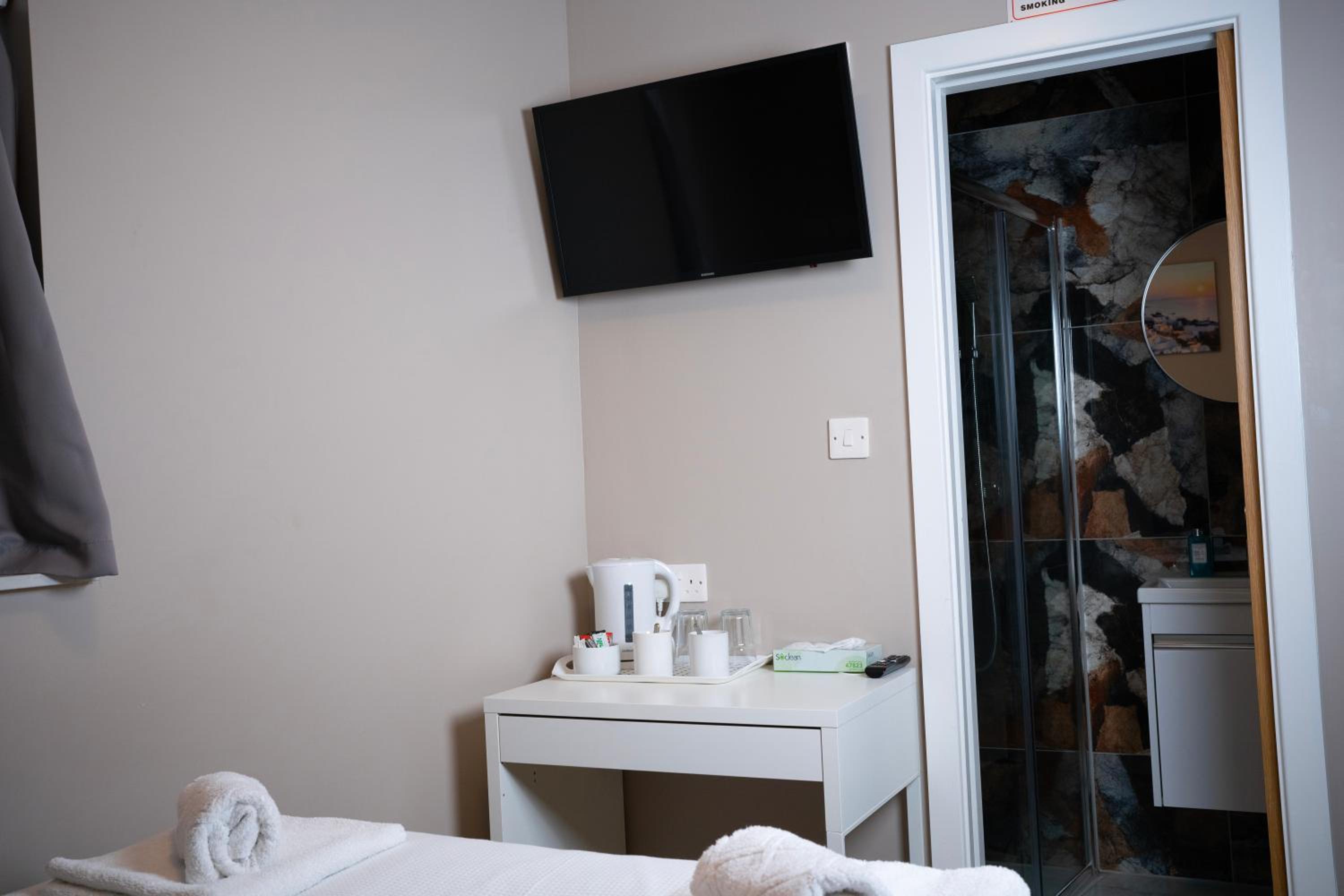 Double Room With Private Bathroom photo 3