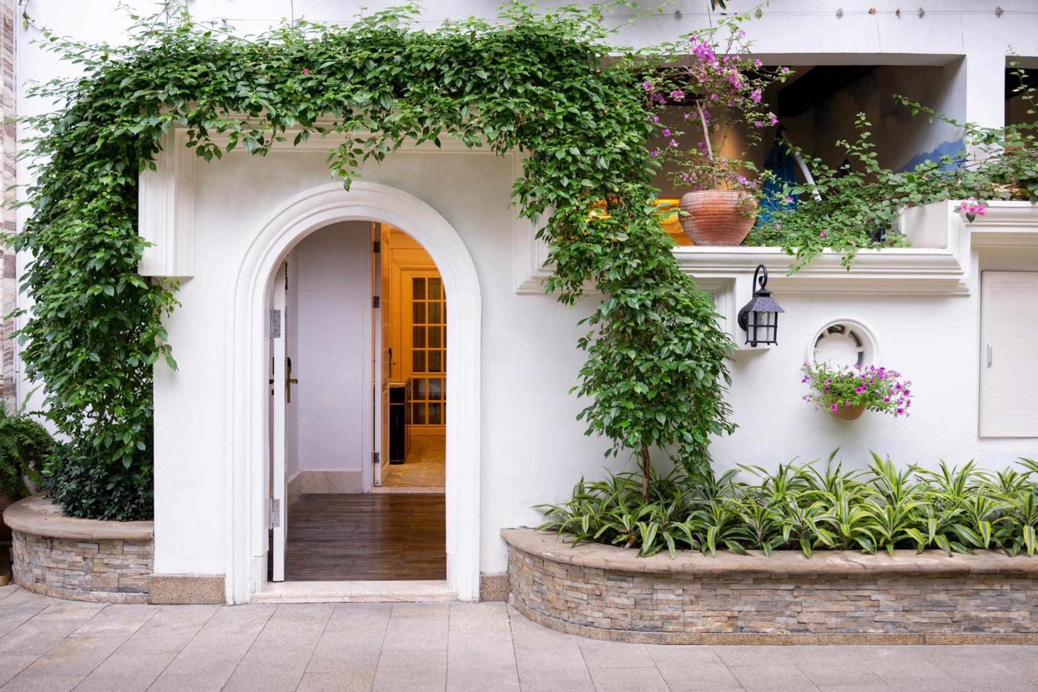 One-Bedroom Suite with Courtyard View