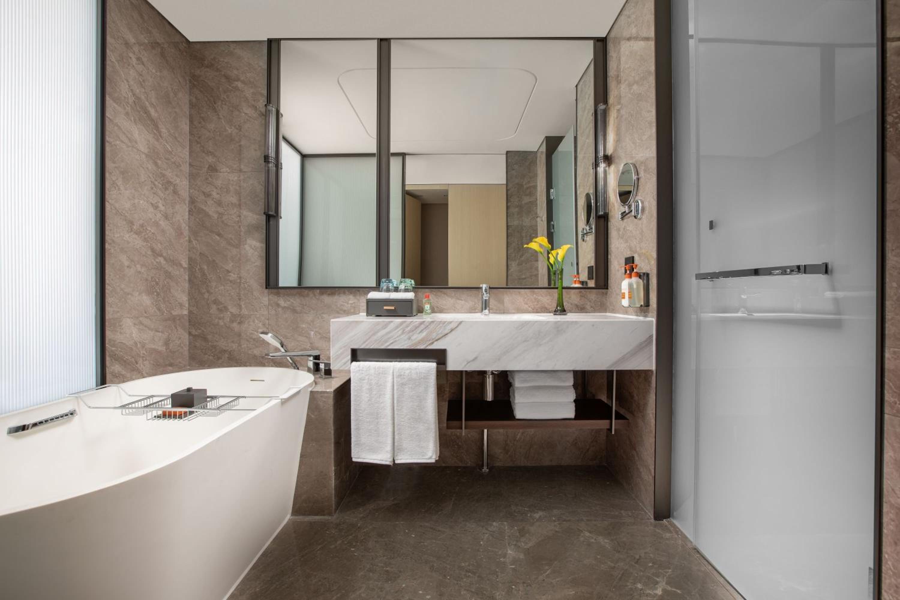 Premium King Room - Photo 2
