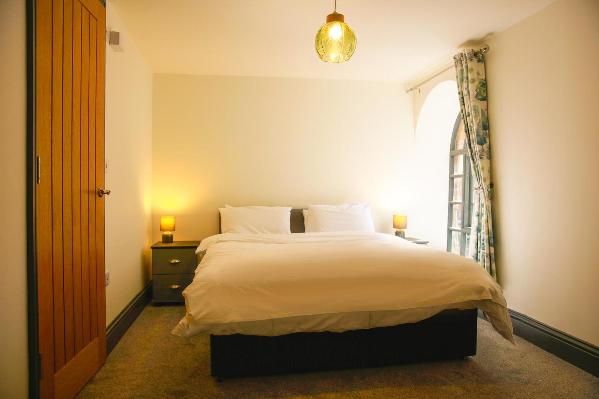 Deluxe King Room - Photo 11