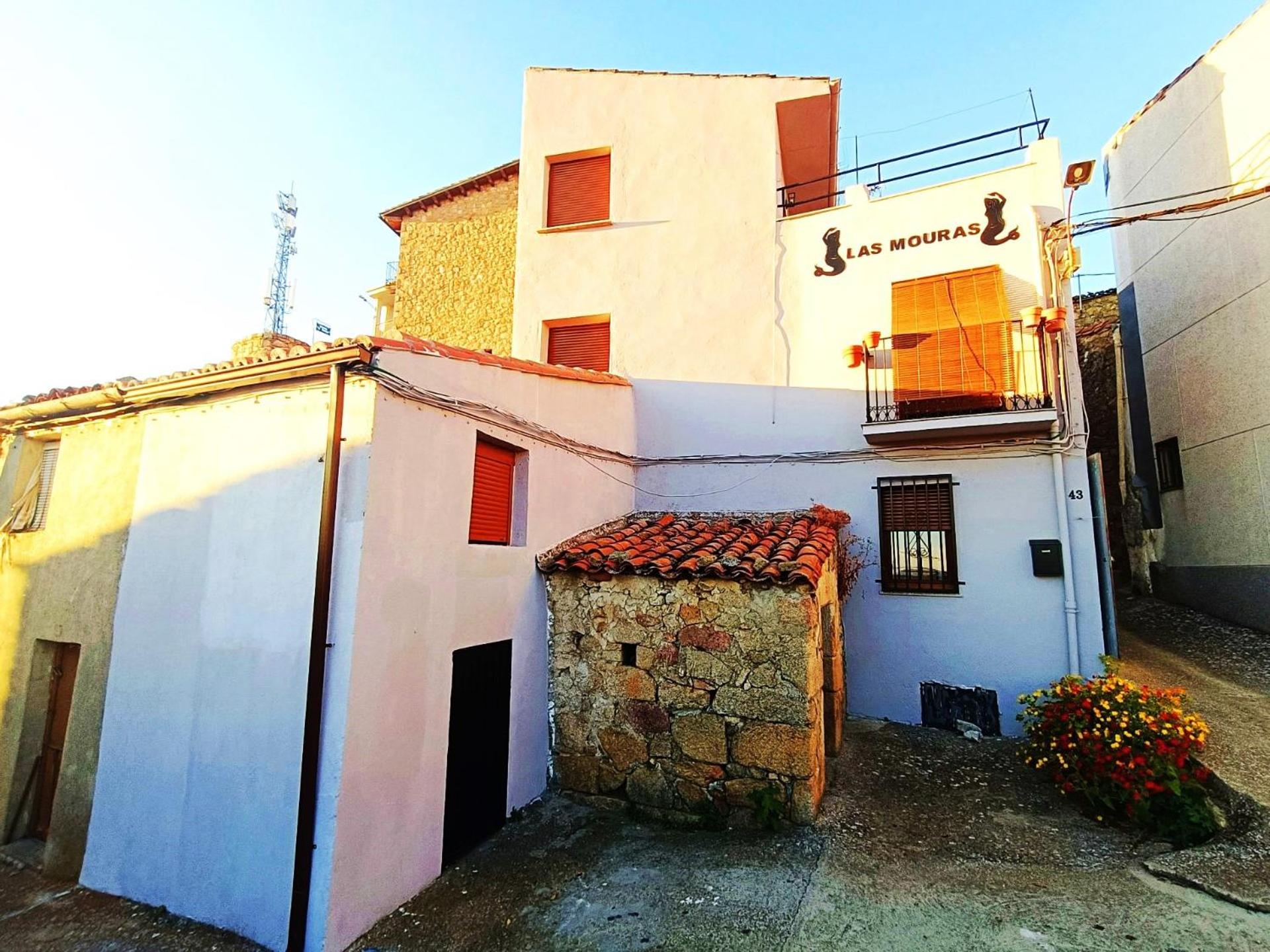 Three-Bedroom House photo 2