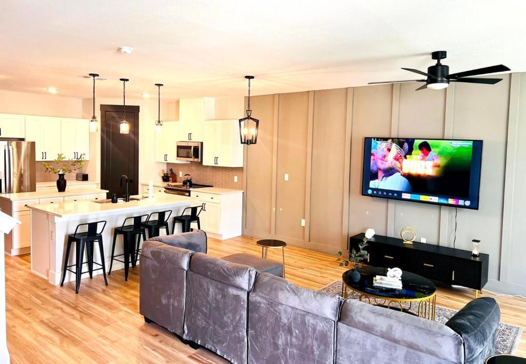 Three-Bedroom House - Photo 2