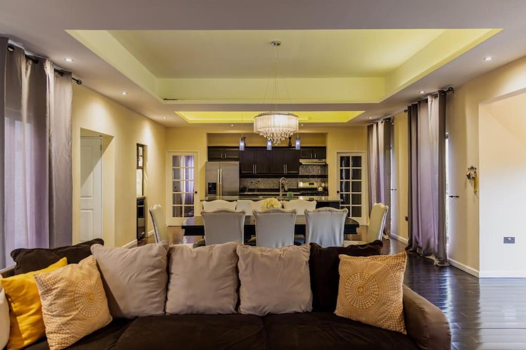Three-Bedroom House photo 3
