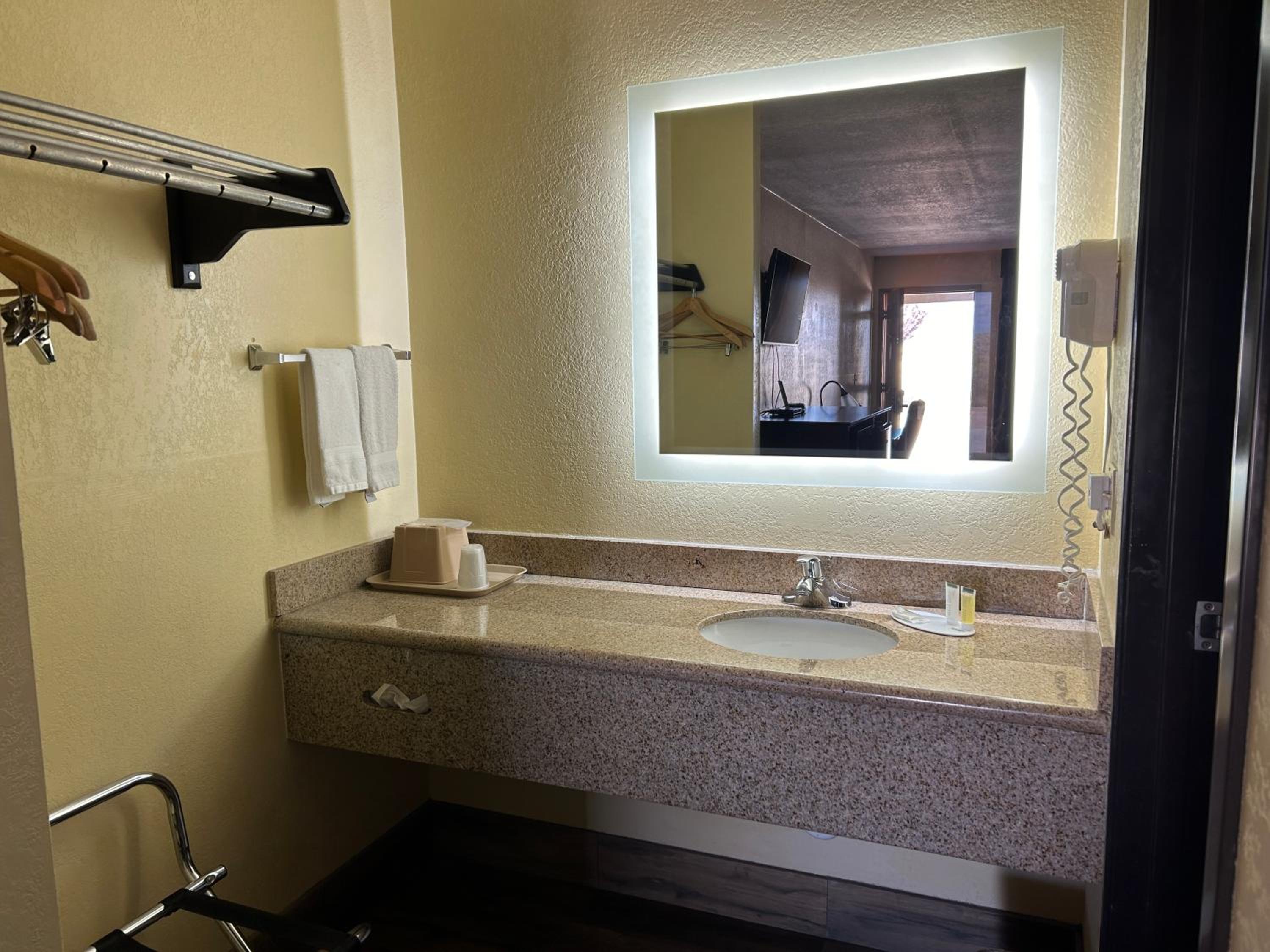 King Room - Non-Smoking - Photo 4
