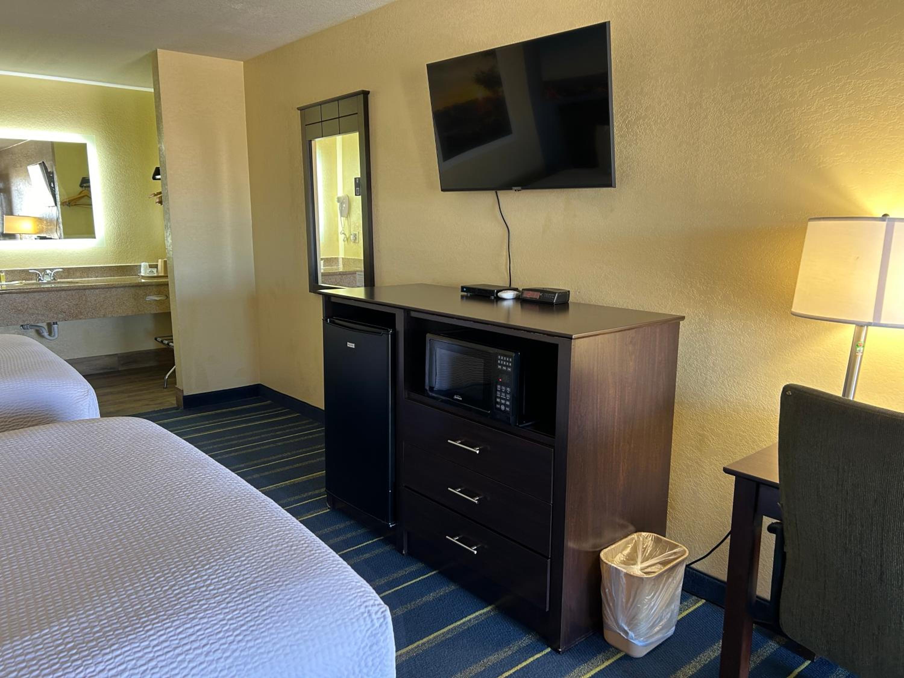 Queen Room with Two Queen Beds - Non-Smoking - Photo 3