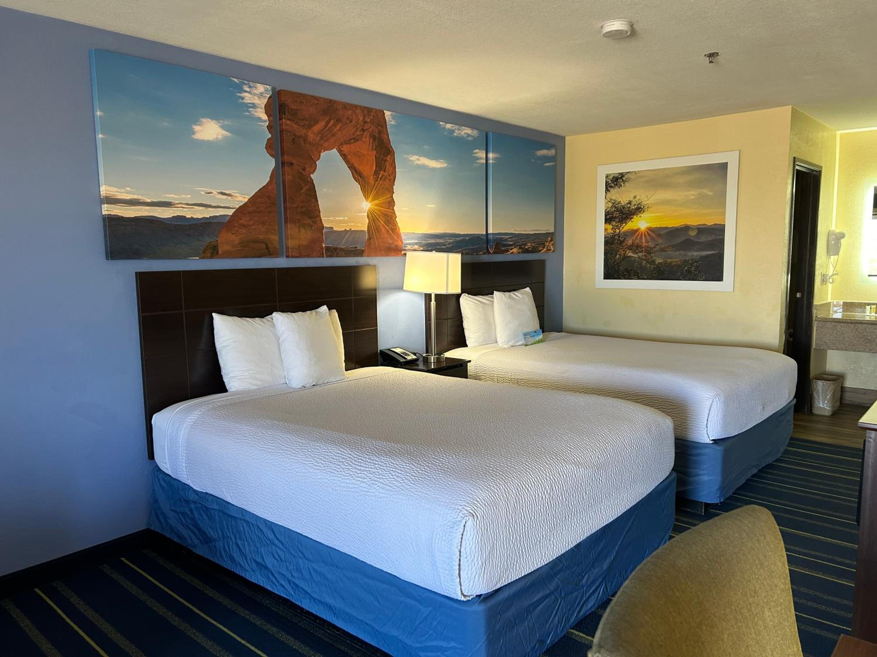 Queen Room with Two Queen Beds - Non-Smoking - Photo 4