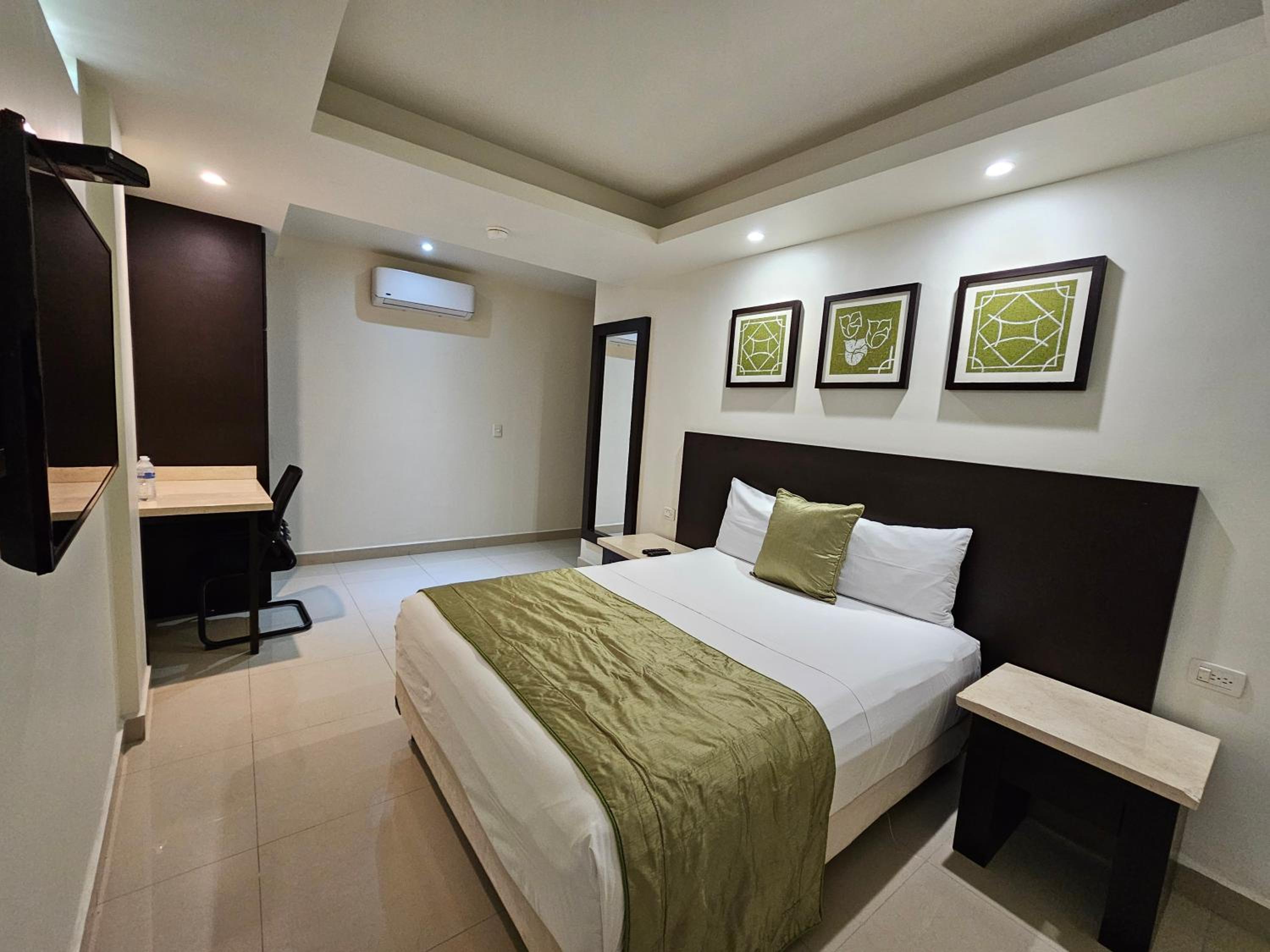 Economy Queen Room photo 2