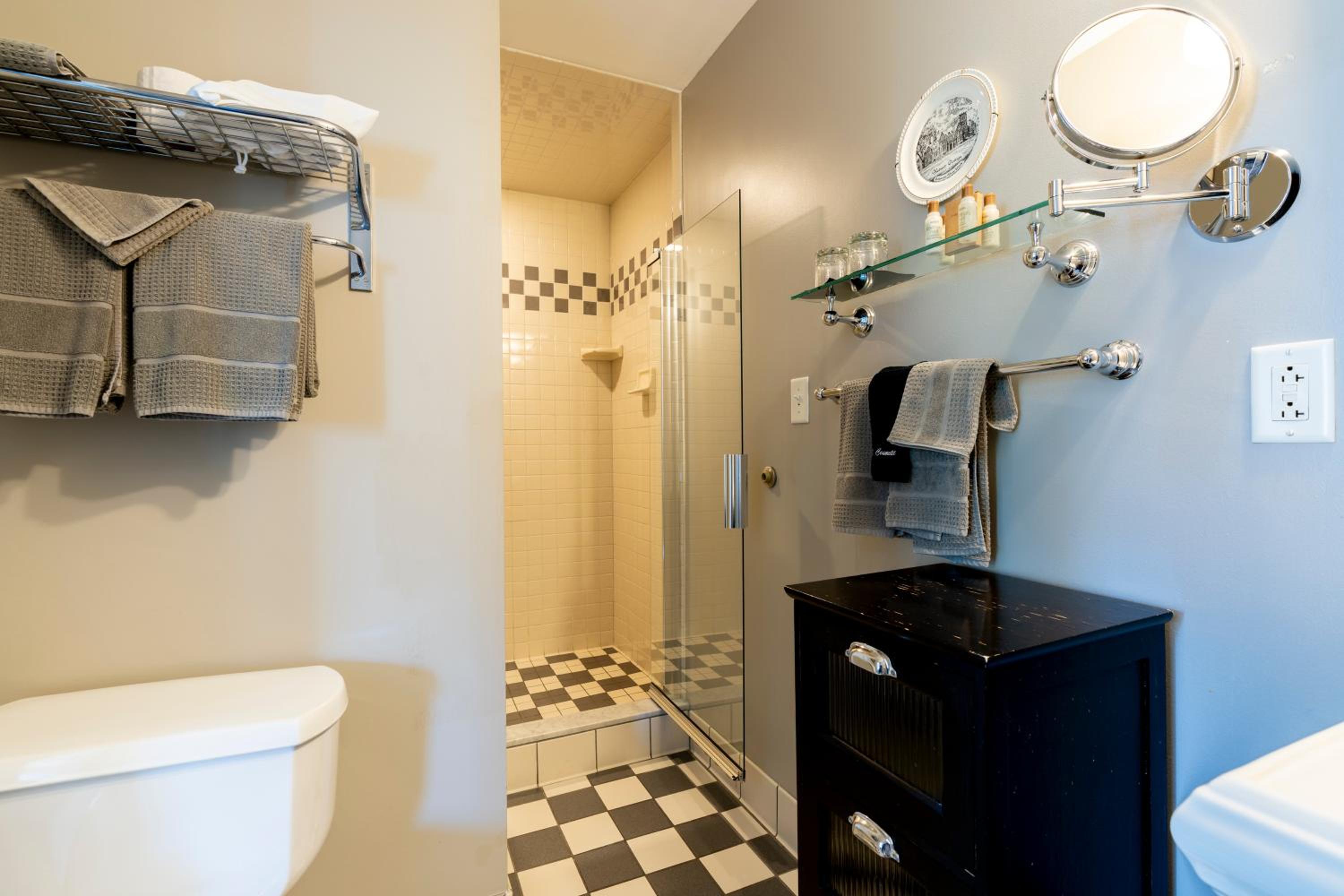 Deluxe Room - Photo 12
