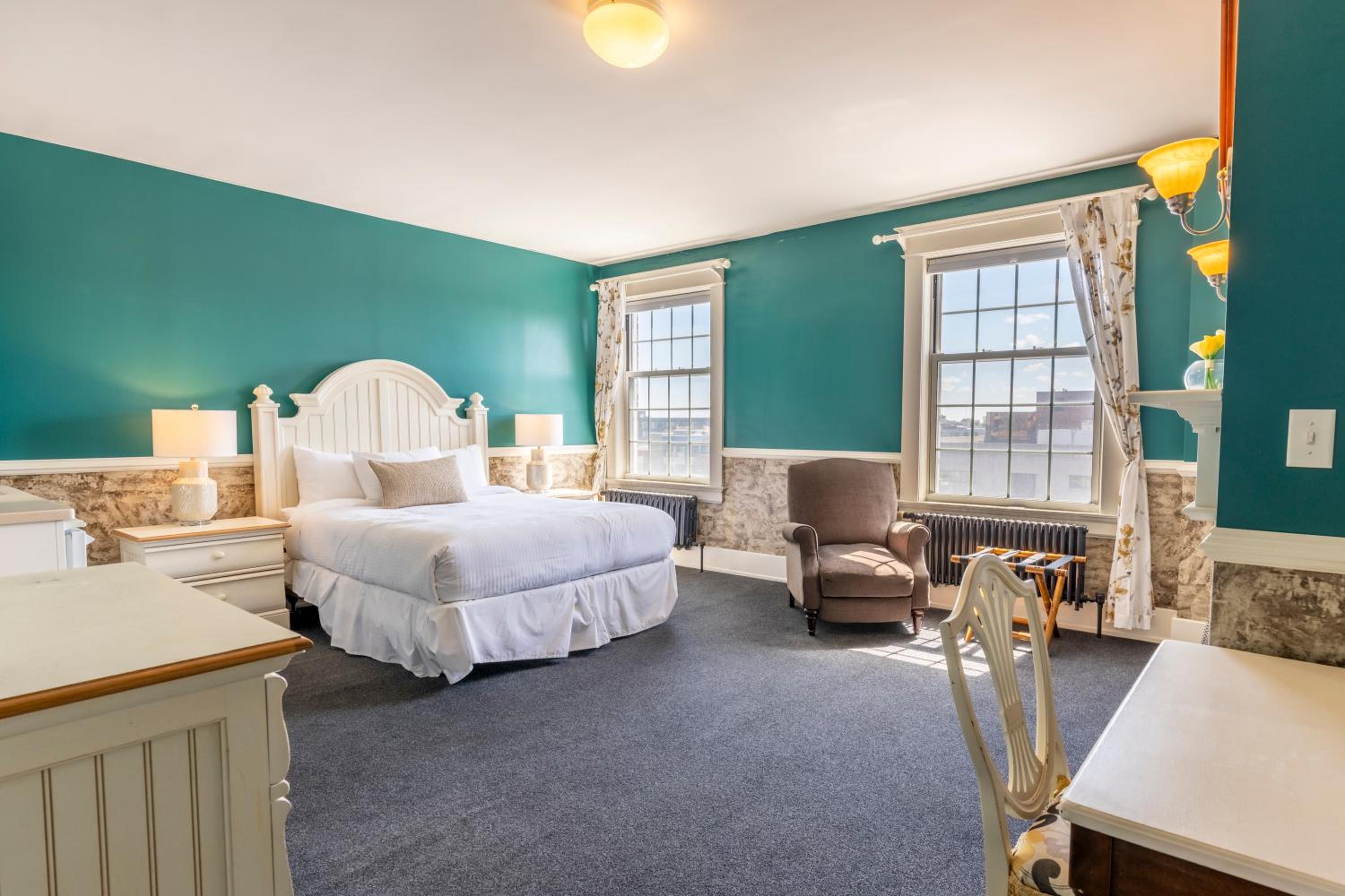 Deluxe Room - Photo 9