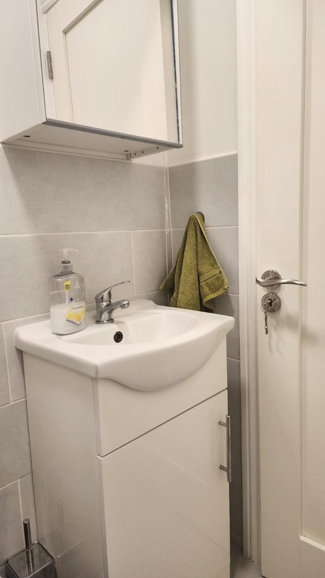 Double Room With Private Bathroom photo 2