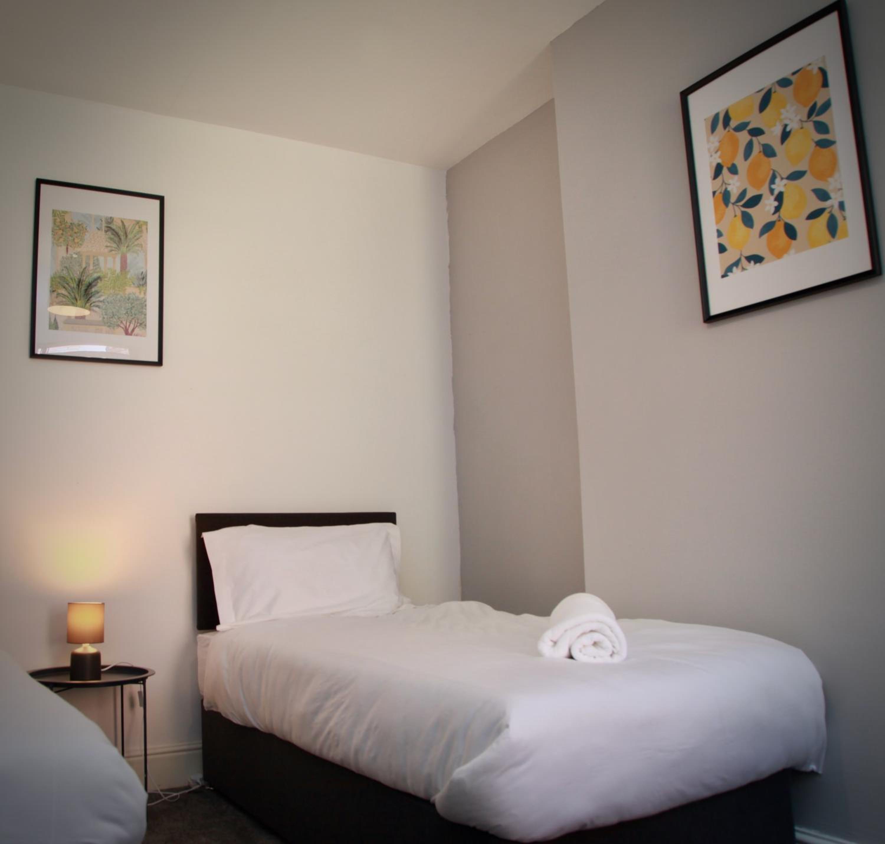 Five-Bedroom House photo 1