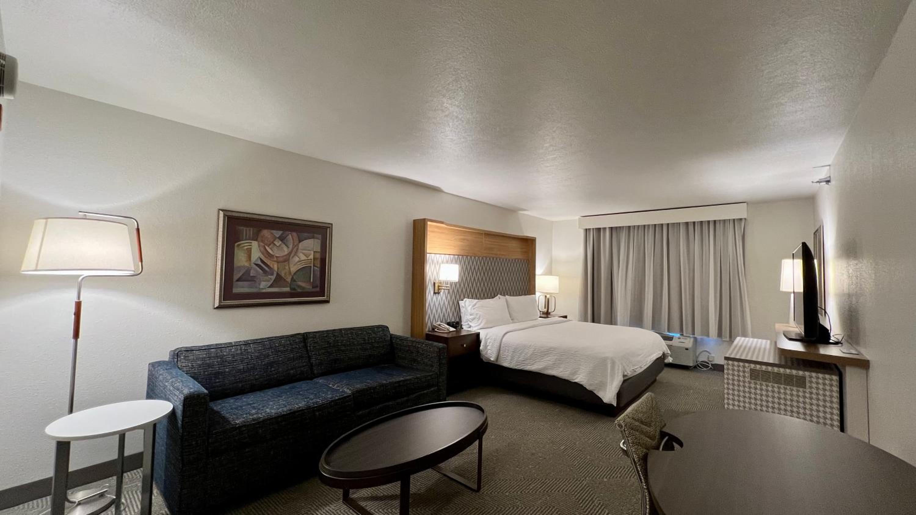 Premium King Room with Sofa Bed - Photo 2