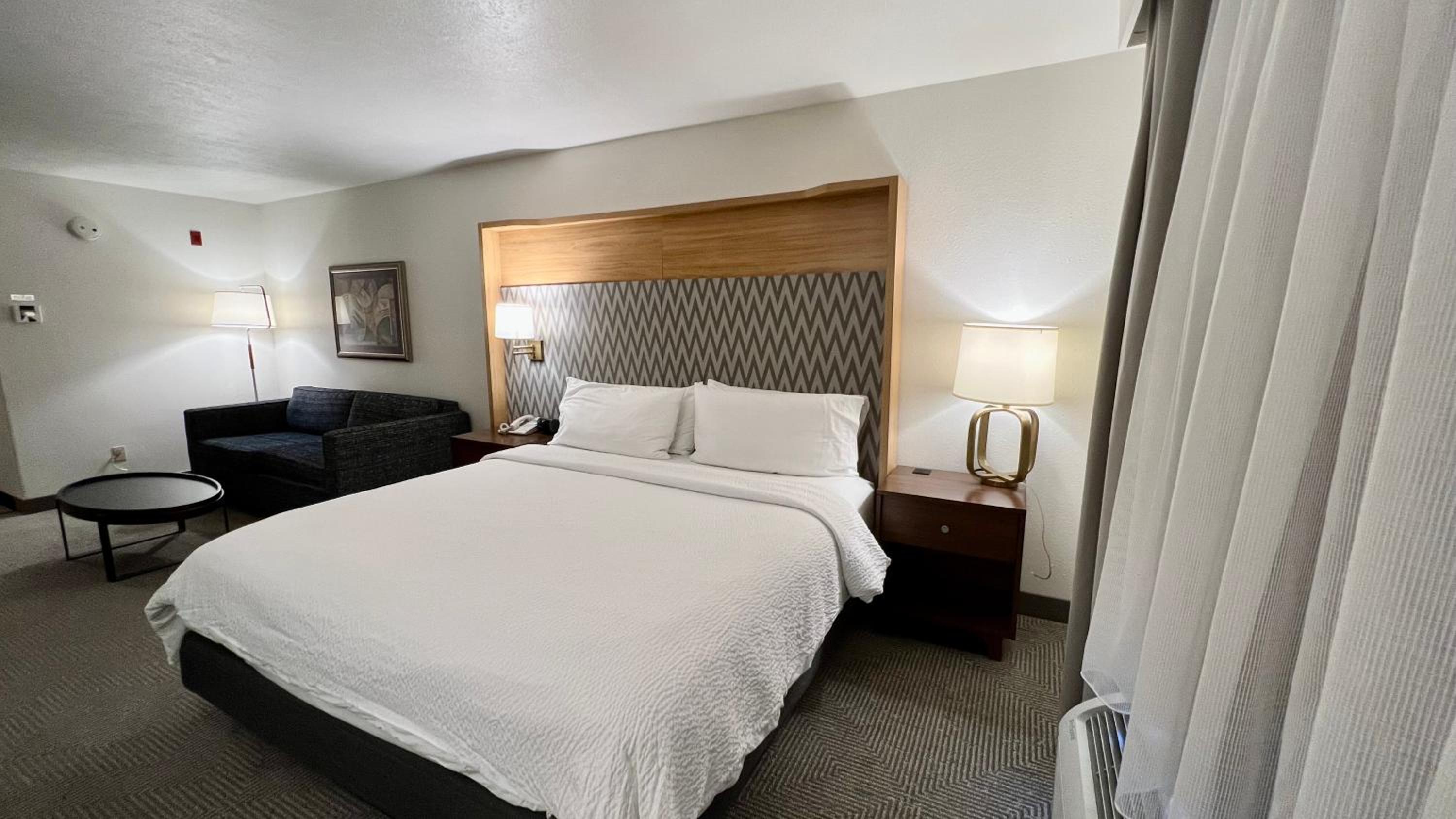 Premium King Room with Sofa Bed - Photo 3