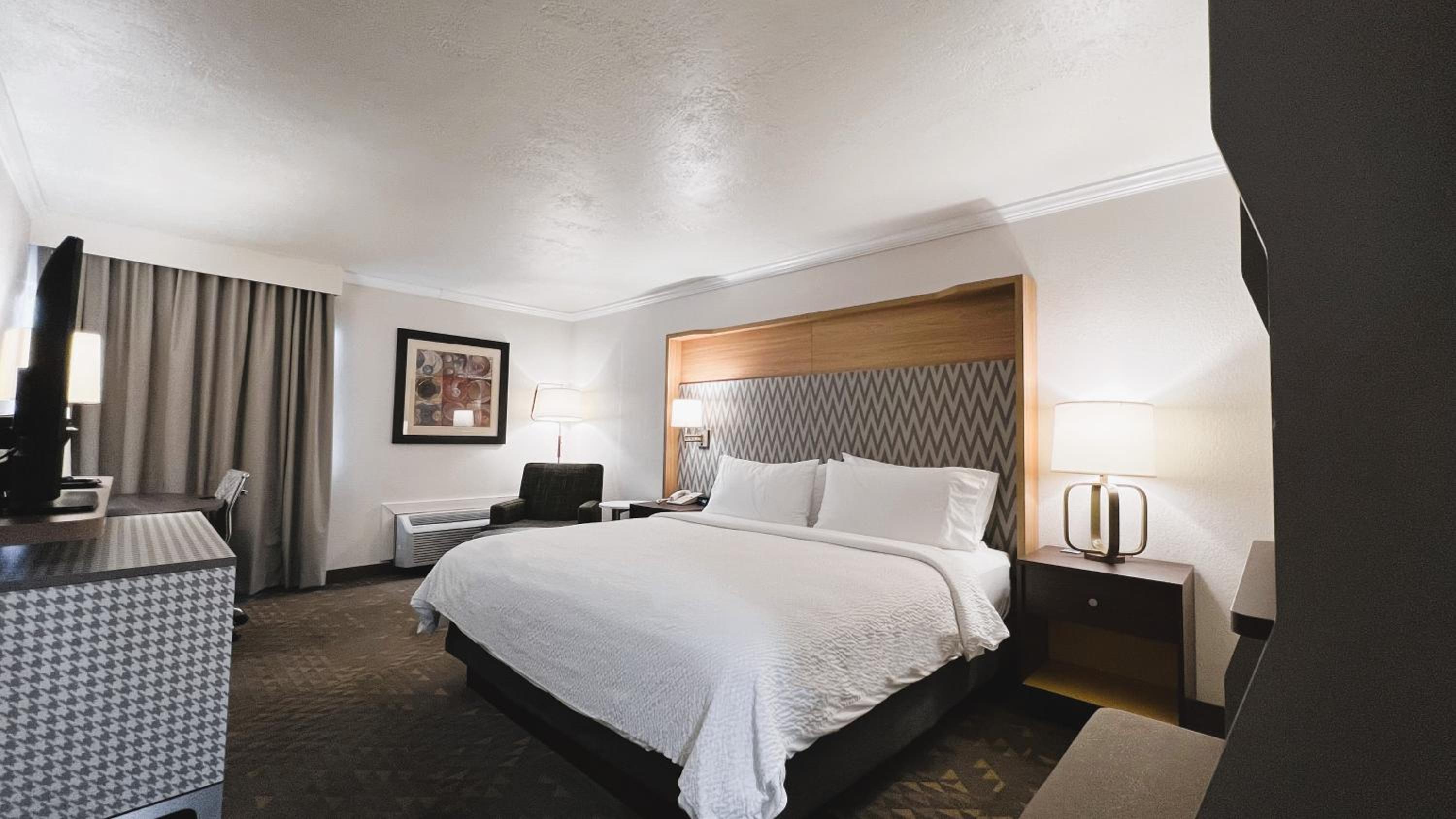Standard King Room - Photo 5